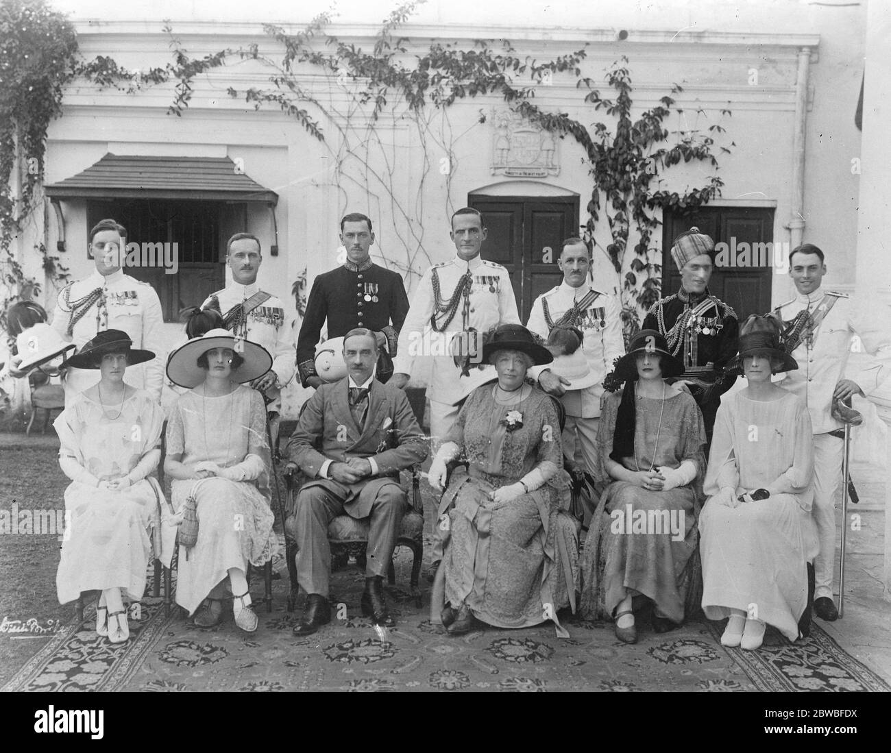 Le Seigneur et la Dame Goschen et la famille avec le personnel . 10 mai 1924 Banque D'Images