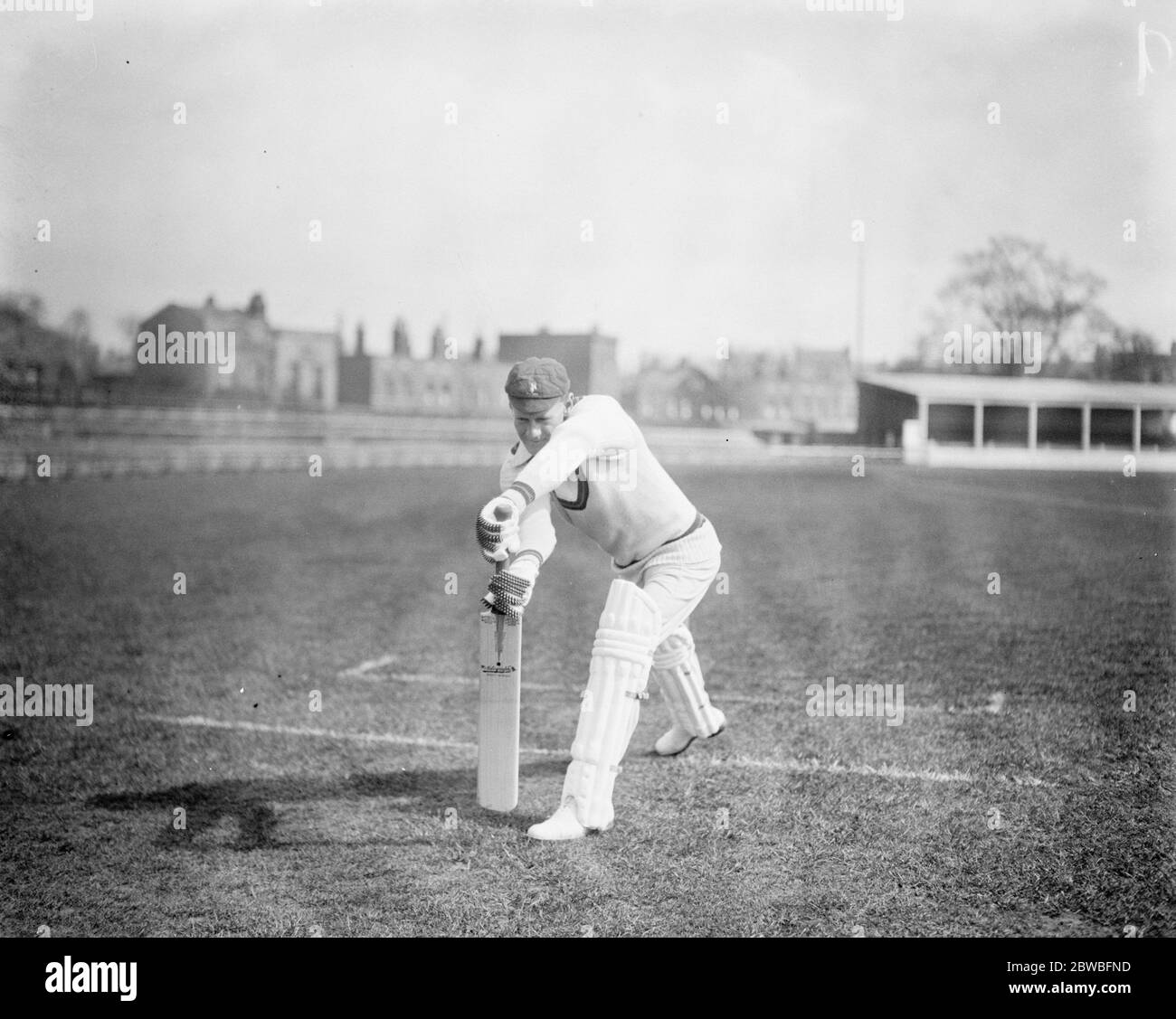 L'équipe de cricket sud-africaine en pratique à Kennington OVAL . T A Ward jouant en avant . 26 avril 1924 Banque D'Images
