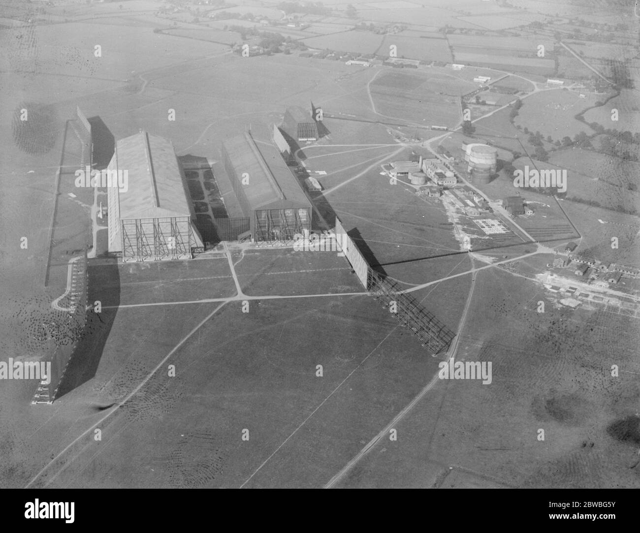 L'aérodrome de Pulham sur la gauche est vu le hangar abritant deux zeplines allemands sur la droite est le hangar contenant la R33 . À la hauteur du hangar se trouve la centrale à hydrogène le 17 juin 1921 Banque D'Images