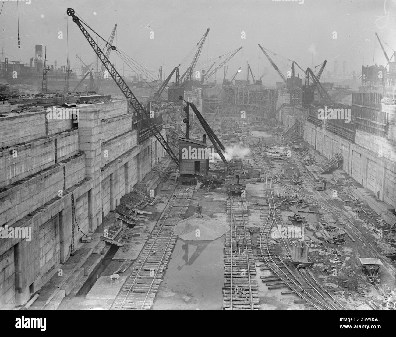 Un travail sur la nouvelle extension des quais de Tilbury en cours à une extrémité du quai sec de 750 pieds Banque D'Images Un travail sur la nouvelle extension des quais de Tilbury en cours à une extrémité du quai sec de 750 pieds Banque D'Images