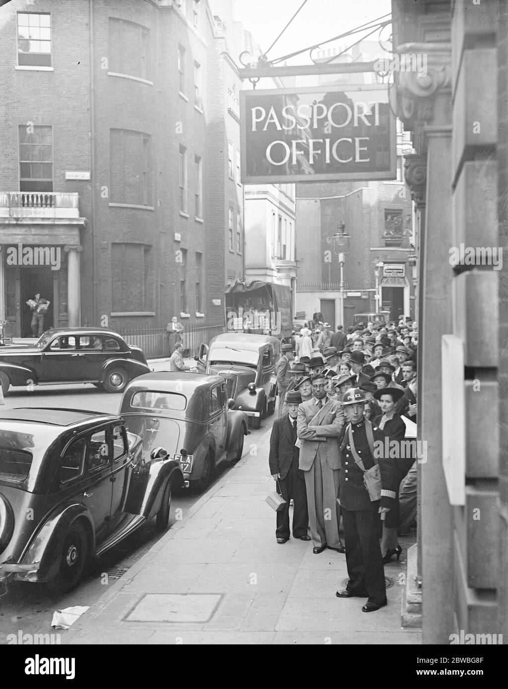 Scènes au bureau des passeports , Westminster ( Britanniques vivant à l'étranger ) 7 septembre 1939 Banque D'Images
