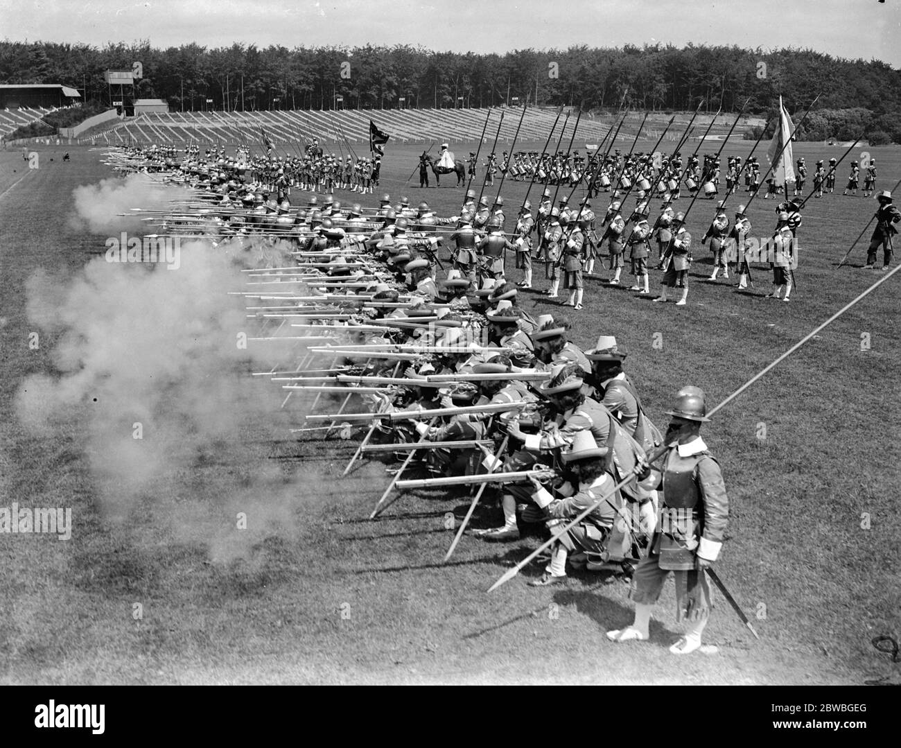 Les soldats répètent pour le Tattoo Aldershot . Costumes historiques et armes à feu exposés . 1937 Banque D'Images