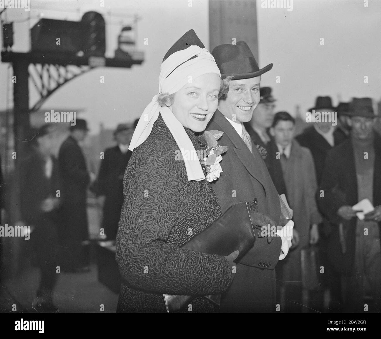 À Waterloo, en arrivant de New York, Mlle Evelyn Laye et son mari, M. Frank Lawton, 1er mars 1937 Banque D'Images