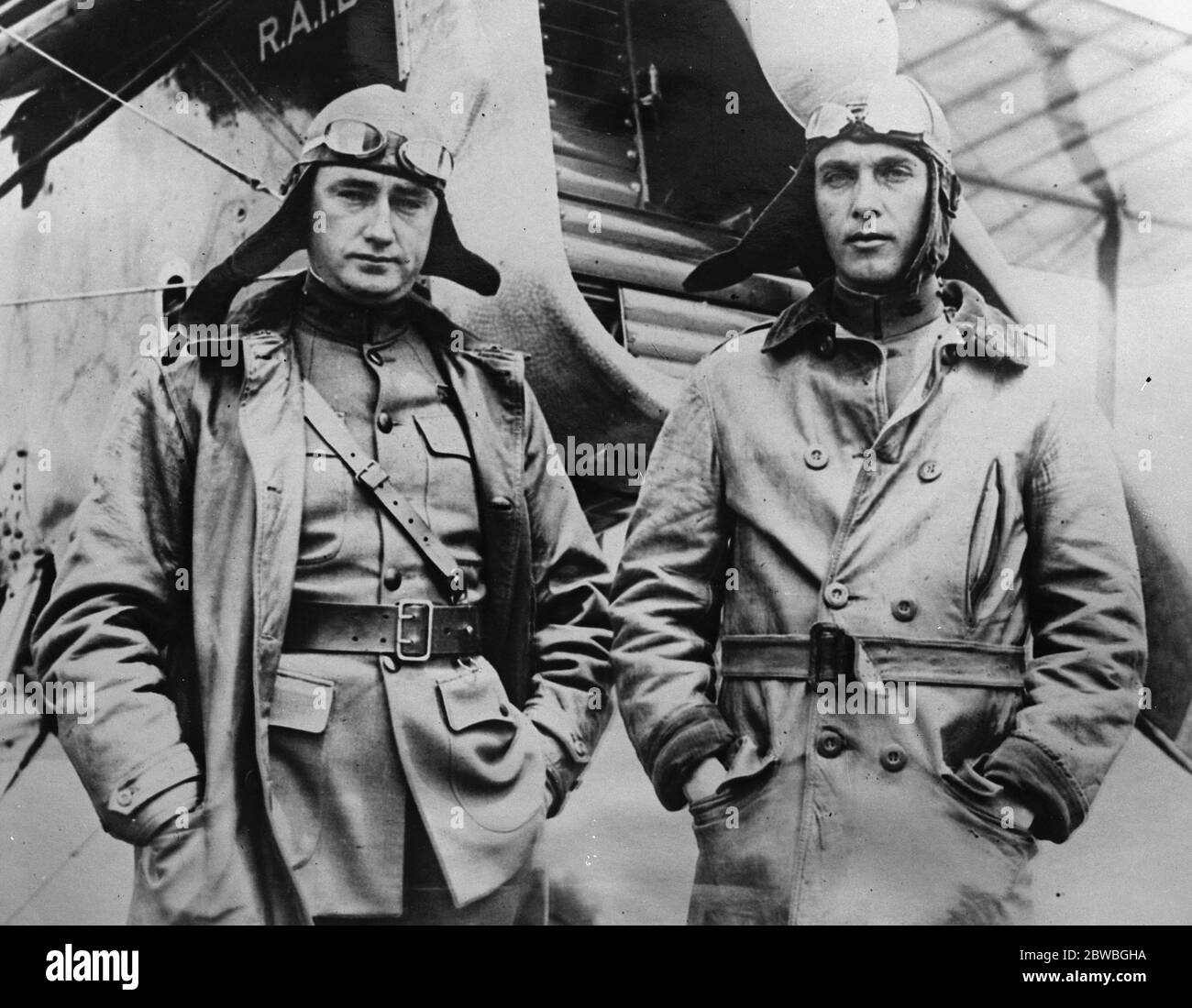 Airmen à voler pour quatre jours et nuits. Prenez le carburant et supplies pendant que le capitaine Lowell Smith ( à gauche ) et le lieutenant John B Richter les circulaires de cours 5 juillet 1923 Banque D'Images