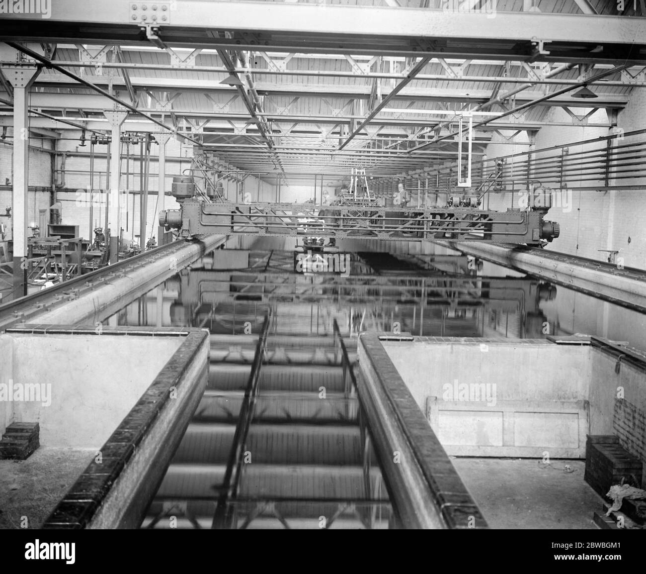 Travaux de recherche au Laboratoire physique national , Teddington , pour diminuer le mouvement de tangage des navires en mer . Vue générale du réservoir de test , montrant le chariot aux modèles de remorquage . Banque D'Images