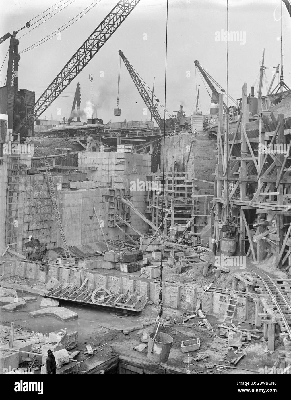 Un travail sur la nouvelle extension des quais de Tilbury en cours à une extrémité du quai sec de 750 pieds Banque D'Images Un travail sur la nouvelle extension des quais de Tilbury en cours à une extrémité du quai sec de 750 pieds Banque D'Images