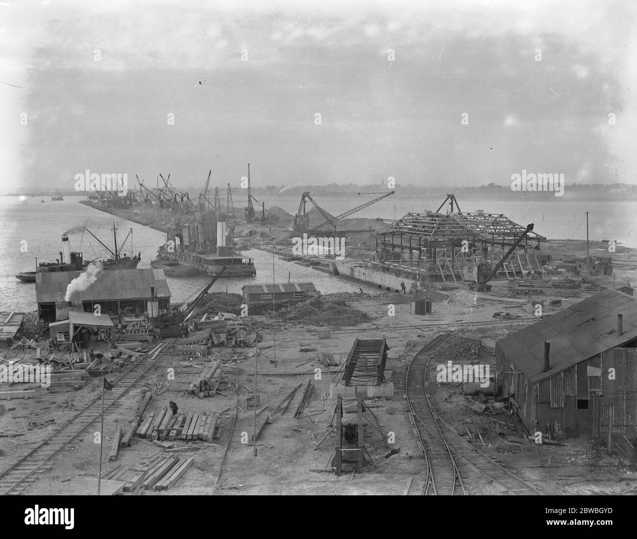 Travaux en cours sur l'extension des docks de Southampton , impliquant une dépense de plusieurs millions de livres montrant le mur de quai monolithe , à droite . 167 acres de mer à refaire pour la construction d'usines et d'ateliers 11 novembre 1930 Banque D'Images Travaux en cours sur l'extension des docks de Southampton , impliquant une dépense de plusieurs millions de livres montrant le mur de quai monolithe , à droite . 167 acres de mer à refaire pour la construction d'usines et d'ateliers 11 novembre 1930 Banque D'Images