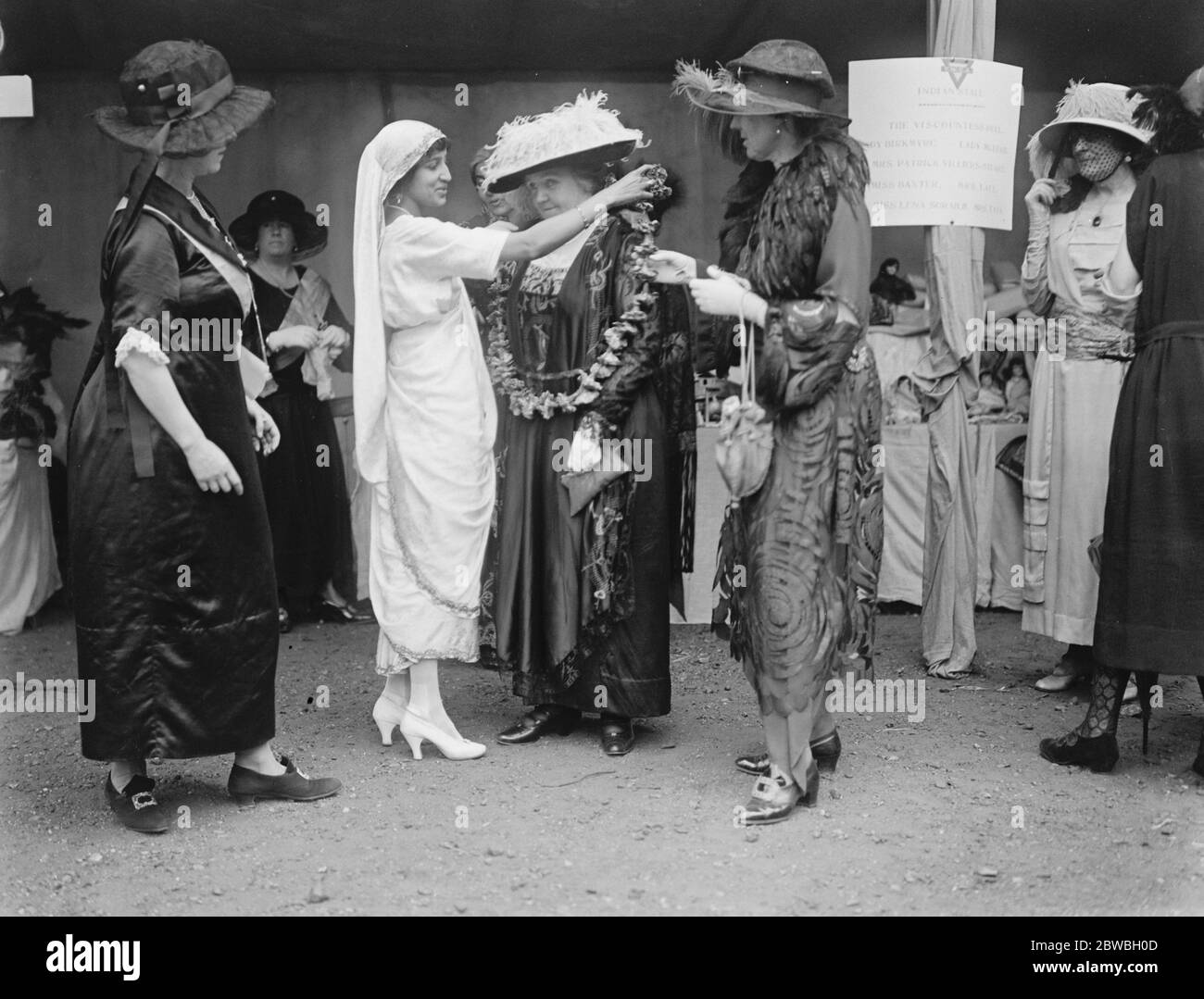 Société bien connue personnes aide y M C UNE foire bleue Mme Lloyd George qui a ouvert la foire ayant un guirlande d'œillets placé autour d'elle par une des dames indiennes , Mlle Lall qui a aidé à la foire . Lady Chelmsford est également vue le 28 juin 1922 Banque D'Images