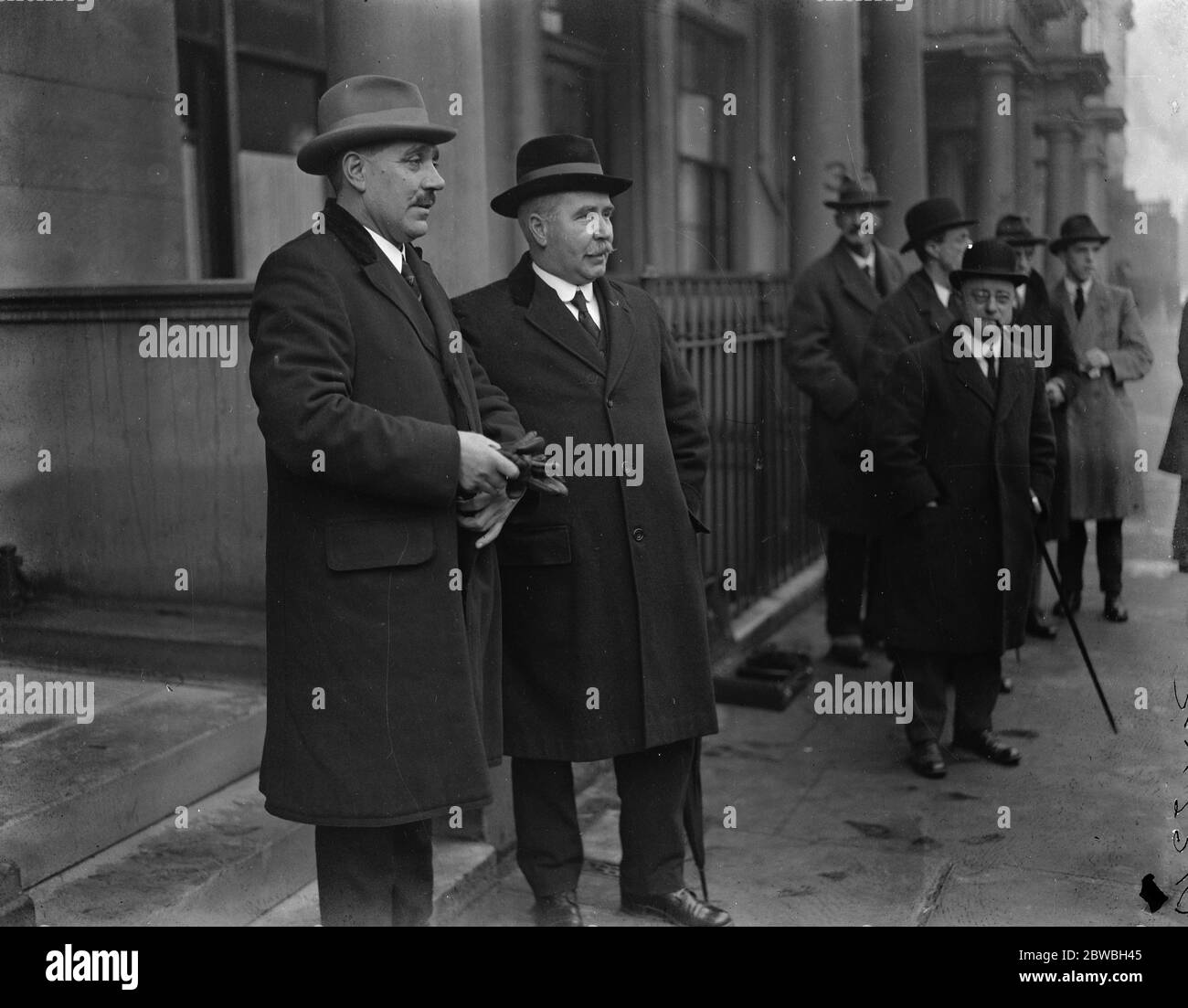 Un nouvel effort pour mettre fin à l’impasse ferroviaire . Conférence sur la place Eccleston M. John Bromley ( à droite ) , secrétaire de la société associée de mécanicien et de pompiers , et M. C T CROAMP , secrétaire industriel de l'Union nationale des chemins de fer , arrivant le 19 janvier 1924 Banque D'Images