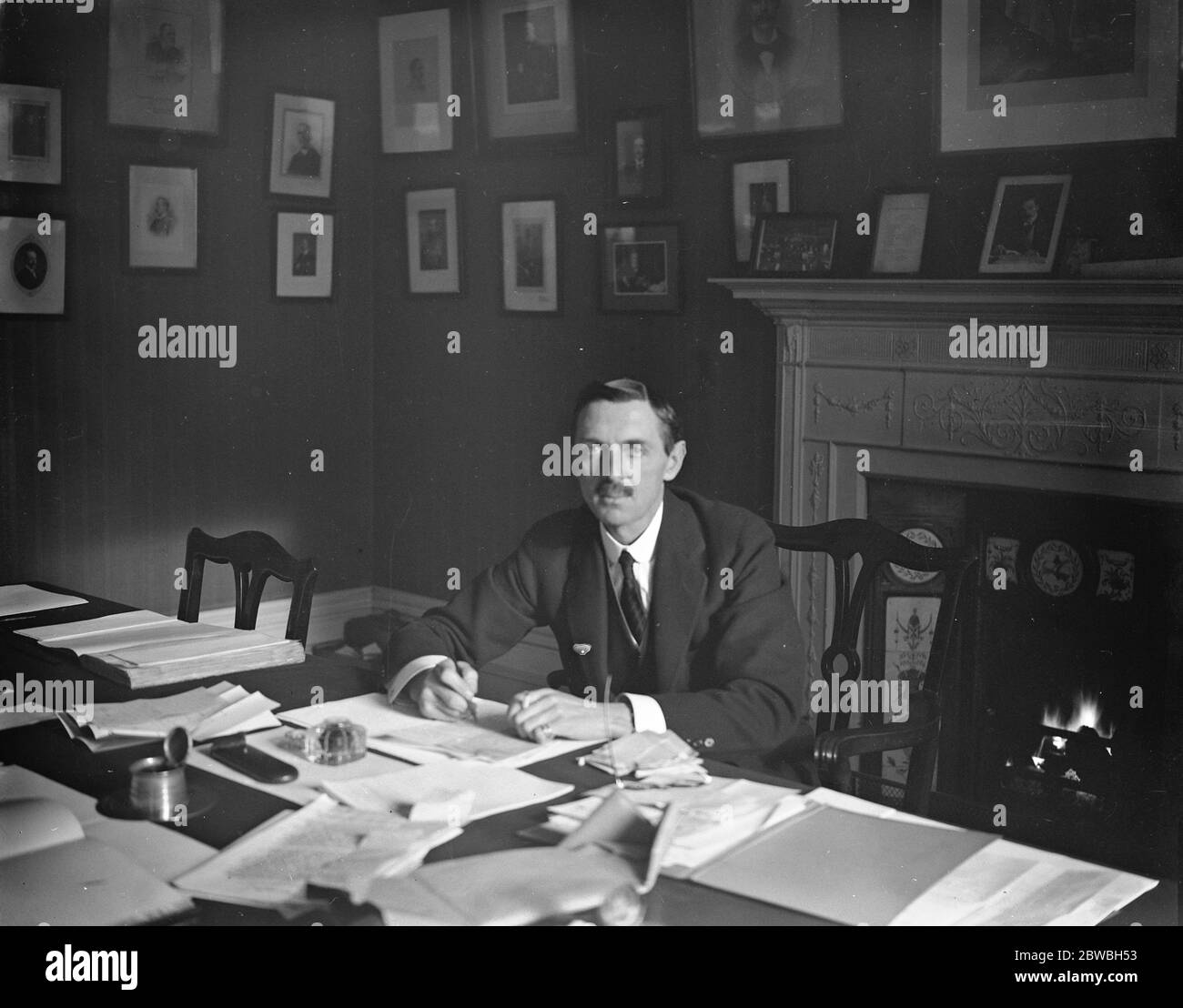 Travail électoral actif par la Primrose League le comte de Pembroke ( Chancelier ) présidence à une réunion spéciale du Grand Conseil de la Primrose à Londres lorsqu'un manifeste d'élection générale a été approuvé 20 novembre 1923 l'élection générale de 1923 au Royaume-Uni a eu lieu le jeudi 6 décembre 1923. Les conservateurs, dirigés par Stanley Baldwin, ont remporté le plus grand nombre de sièges, mais le Parti travailliste, dirigé par Ramsay MacDonald, et le Parti libéral réunifiée de H. H. Asquith ont obtenu suffisamment de sièges pour produire un Parlement sans majorité. C'était la dernière élection générale britannique au cours de laquelle un troisième parti (les libéraux) a remporté plus de 100 sièges, ou rece Banque D'Images