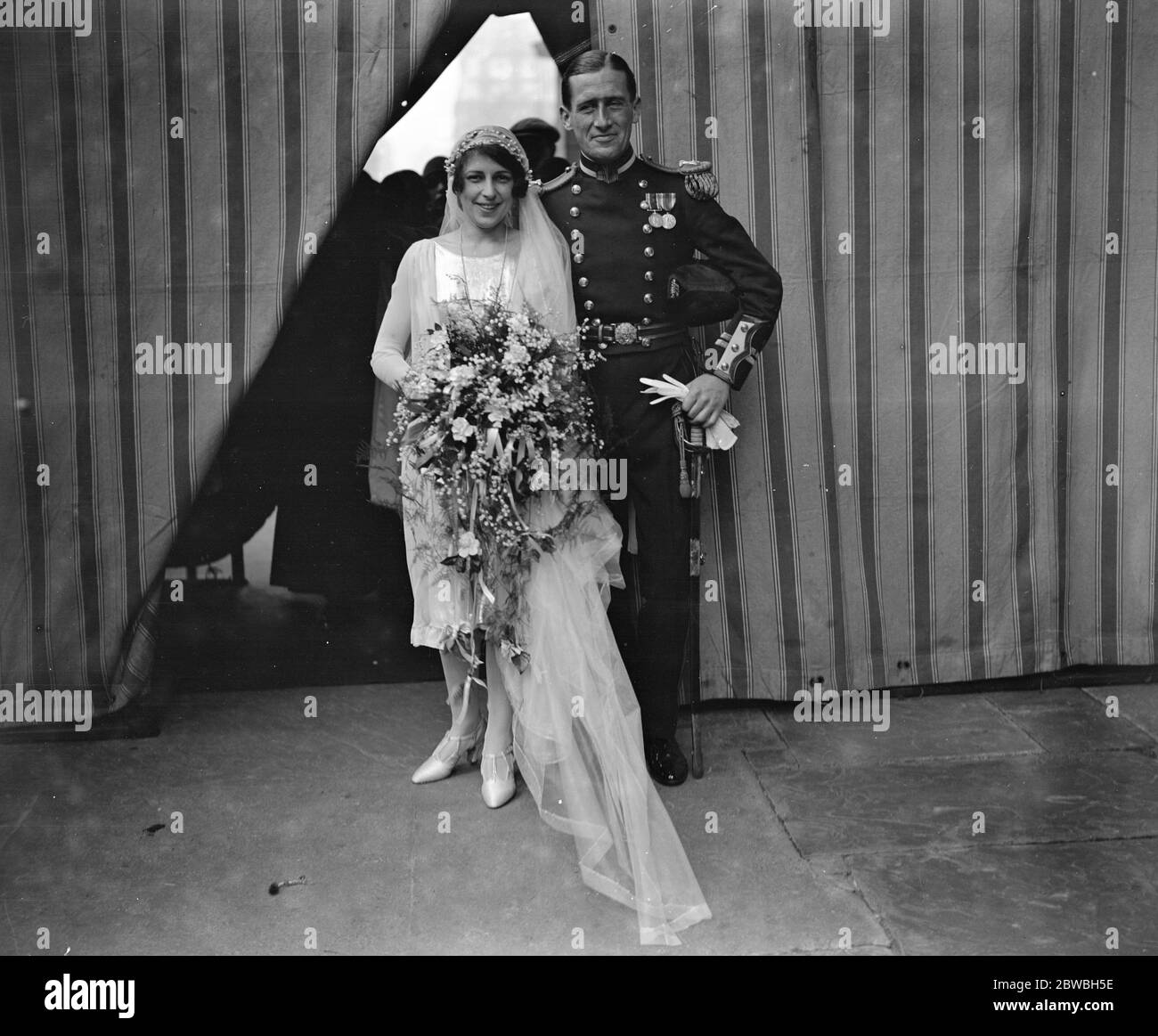 Mariage du Lieutenant P R Sheridan Patterson , de la Marine royale et de Miss Mabel Jackson Walker ( Wilmington , Delaware U S A ) à St Georges Hanover Square le 20 mars 1926 Banque D'Images