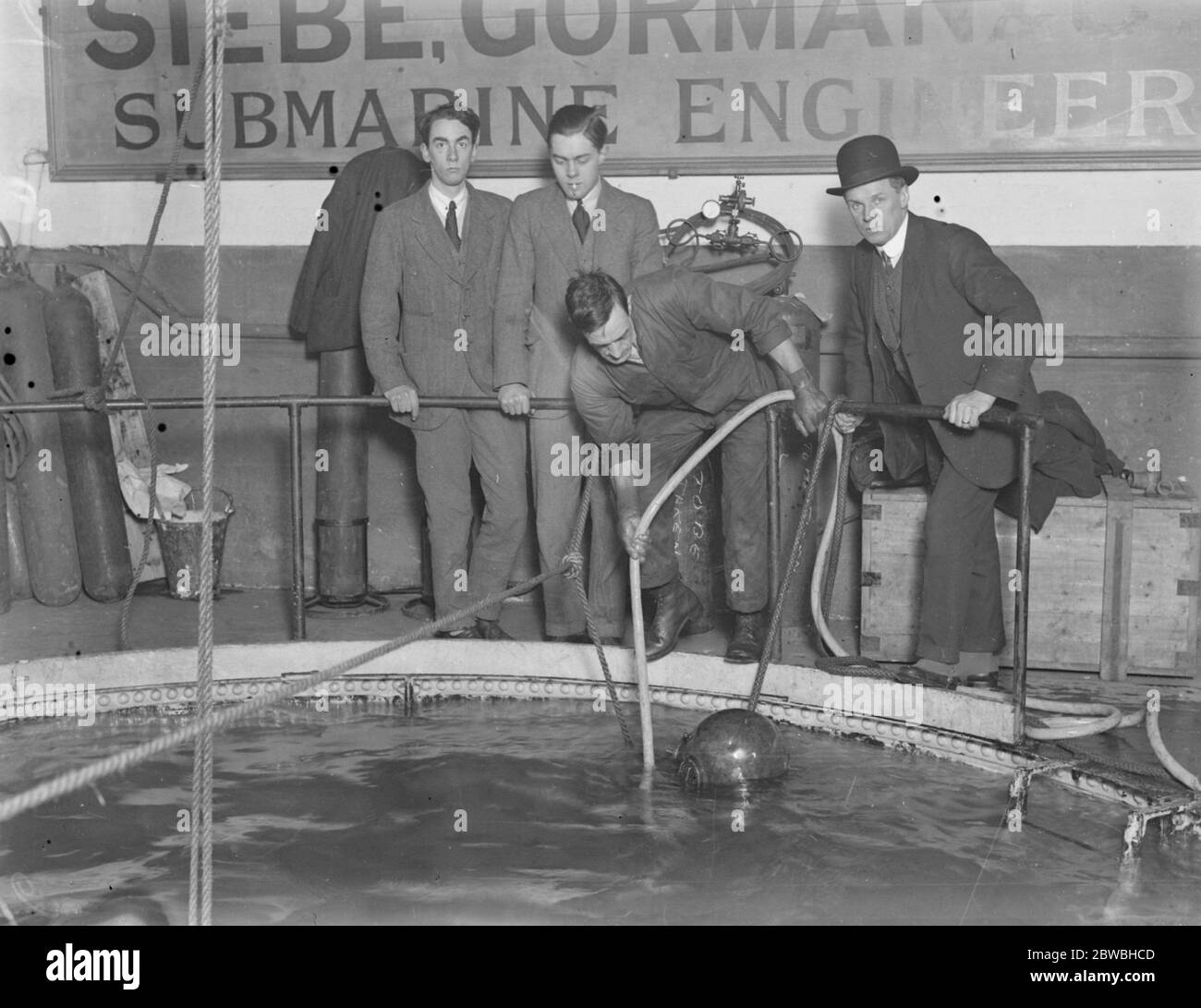 Démonstration de plongeurs au travail à Siebe . Les chars de Gorman et Co à Westminster par M. Durwood , l' expert en plongée . 14 mars 1925 Banque D'Images