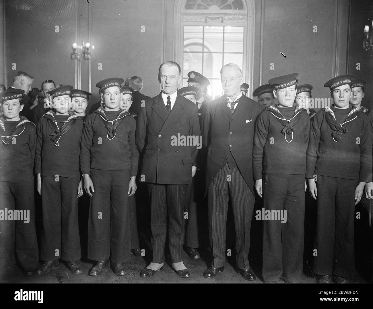 L'appel du prince pour la Société britannique et étrangère de Sailor . L'amiral Sir Lionel Halsey ( président ) a lu un appel du Prince de Galles pour la British and Foreign Martelots Society lors d'un déjeuner à l'hôtel Savoy . L'amiral Sir Lionel Halsey ( à gauche ) et Sir Frederick Green , KBE ( président ) avec des garçons de l'auberge de formation de la mer du Prince de Galles . 11 avril 1924 Banque D'Images