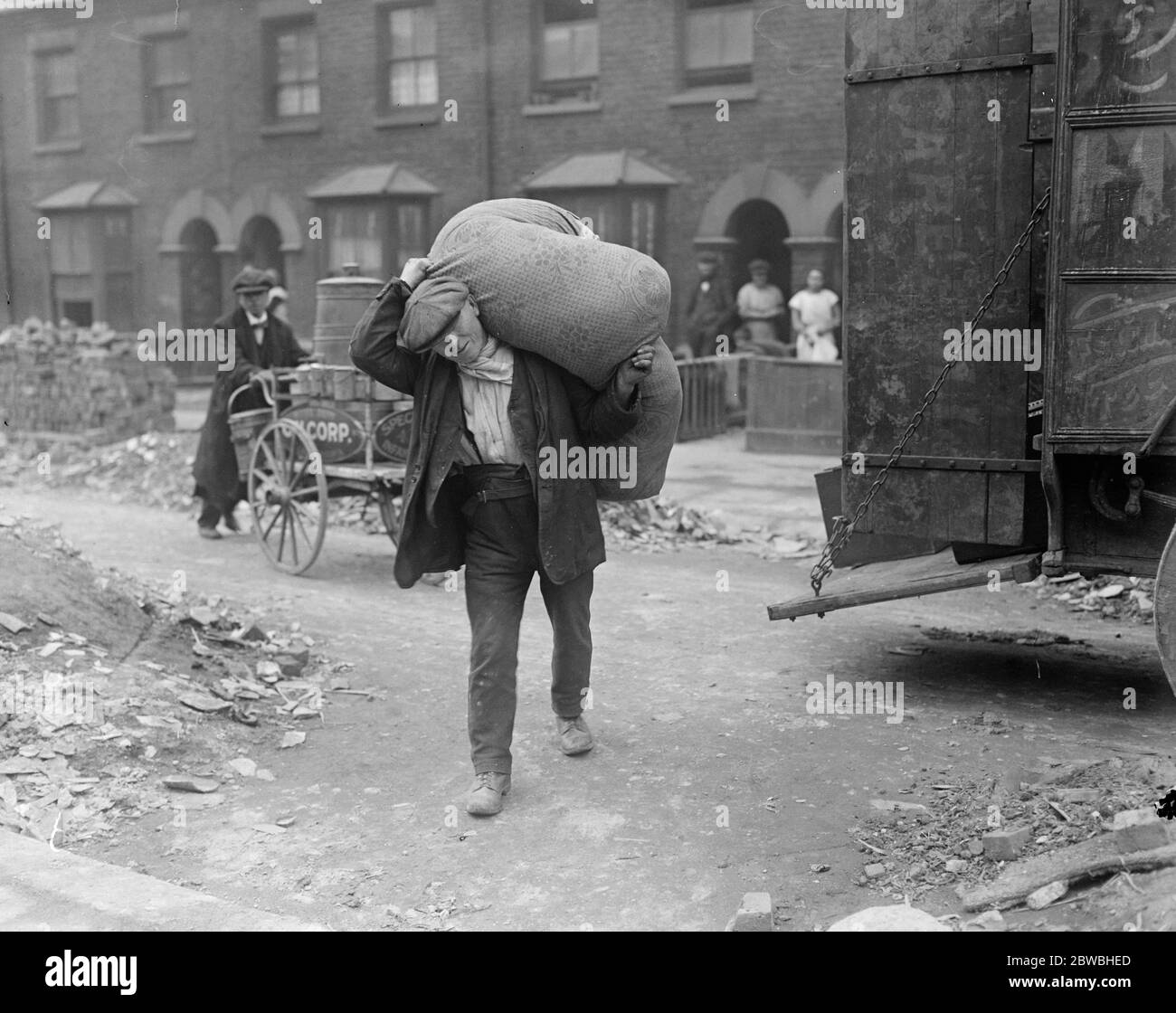 Habitants revenant après la récente explosion du East End , portant des meubles le 20 mars 1917 Banque D'Images