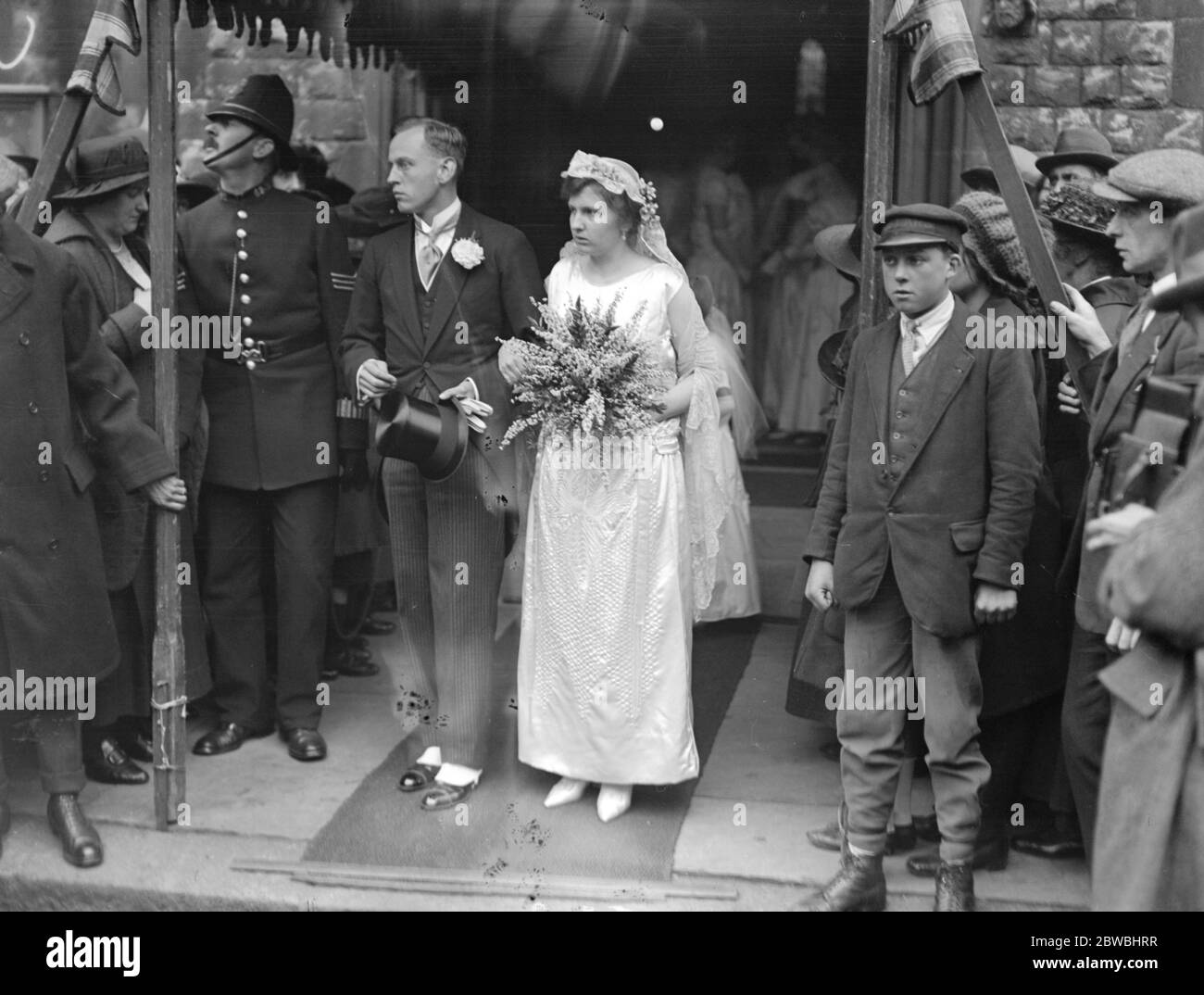 Mariage de Sir Edward Anson et de Mlle Pollock à St Peters , jardin de Cranleigh 17 octobre 1923 Banque D'Images