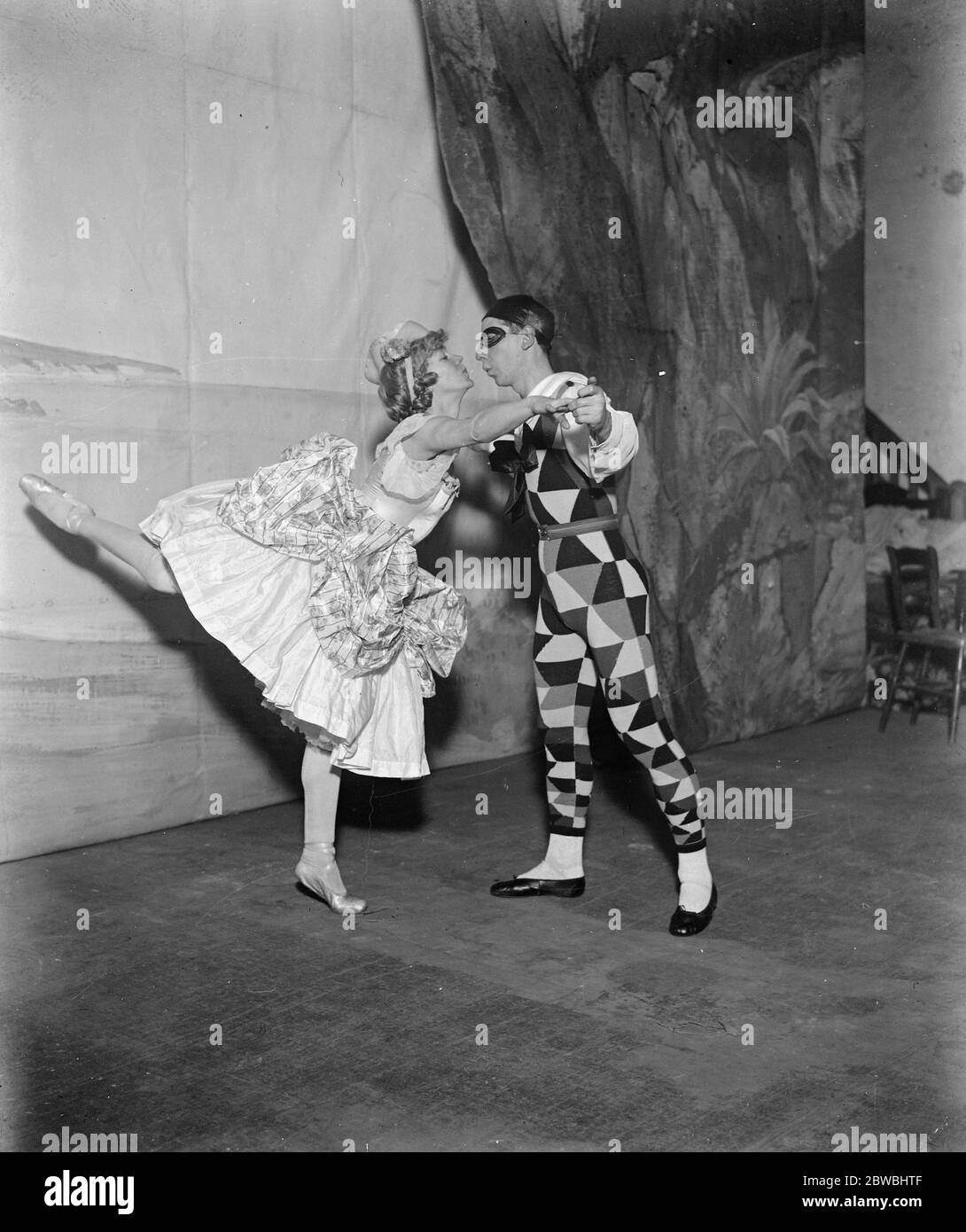 Madame Karina en Angleterre, la plus petite pantomine à apparaître à Bournemouth Madame Karina ( Columbine ) dans une danse de figure avec Errol Addison ( Harlequin ) 21 décembre 1922 Banque D'Images
