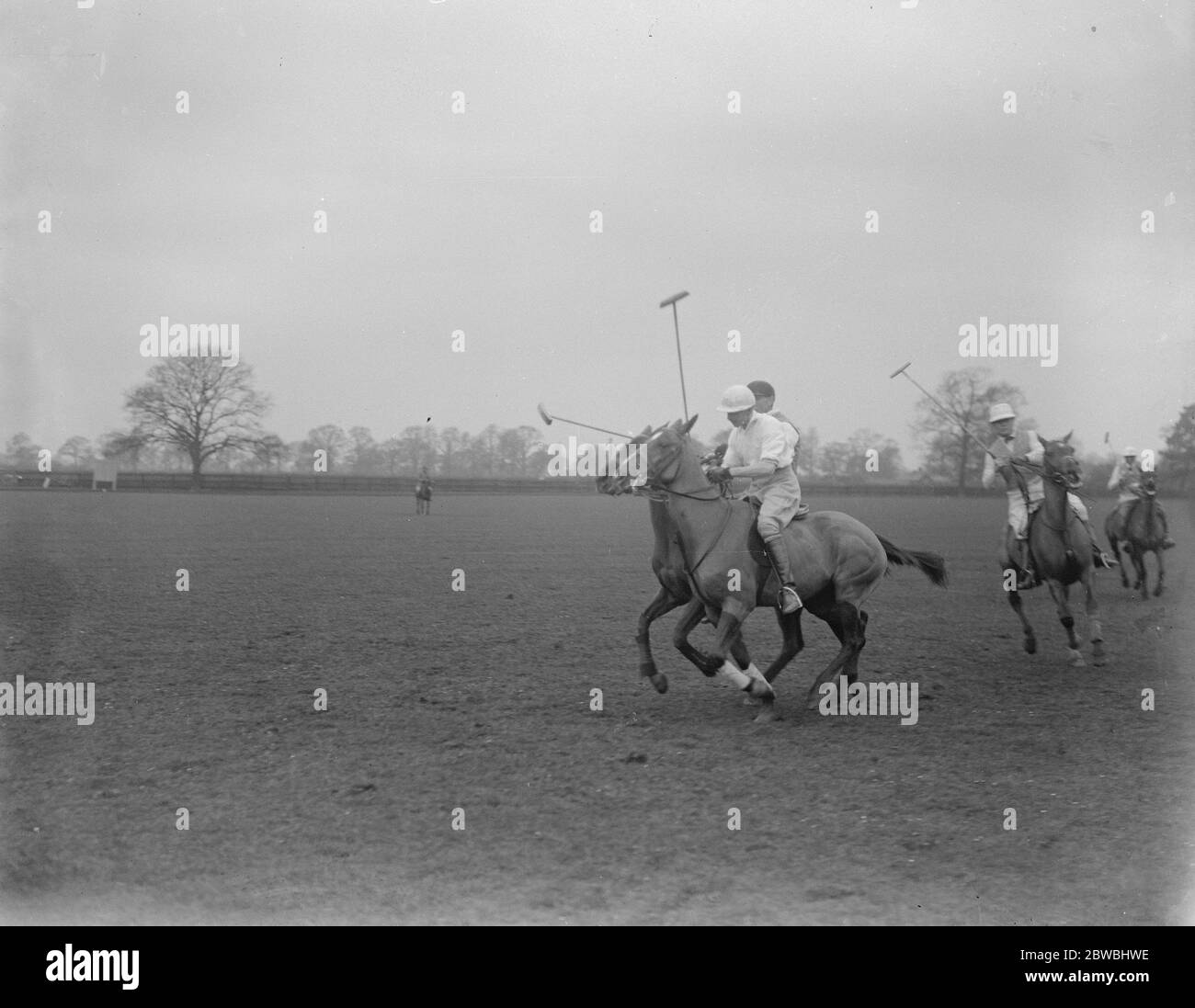 Ouverture de la saison de polo 1921 ' s notable Capitaine H Riche ( caméra la plus proche ) ' en voiture de ' Sir Charles Lowther 6 avril 1921 Banque D'Images