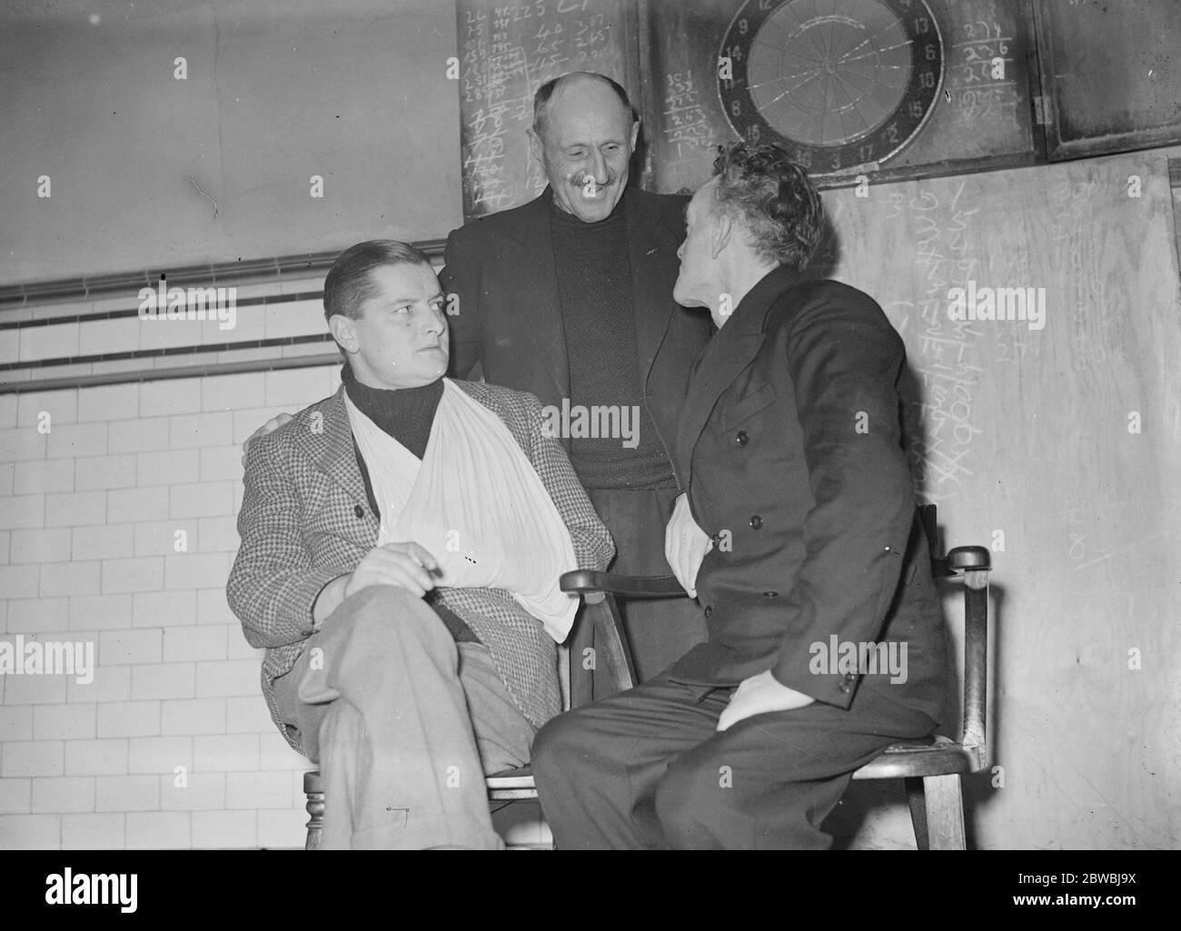 Survivants des attaques sous-marines sur les navires de la marine marchande au Red Ensign Club . De gauche à droite sont : M E Green , Ingénieur ( ' MS Inverlane ' ) , OLAF Malmberg ( Napier Star ) P L Jordan , 3rd Mate ( ' Neutral Greek ship ' ) torpillé . 1er février 1940 Banque D'Images
