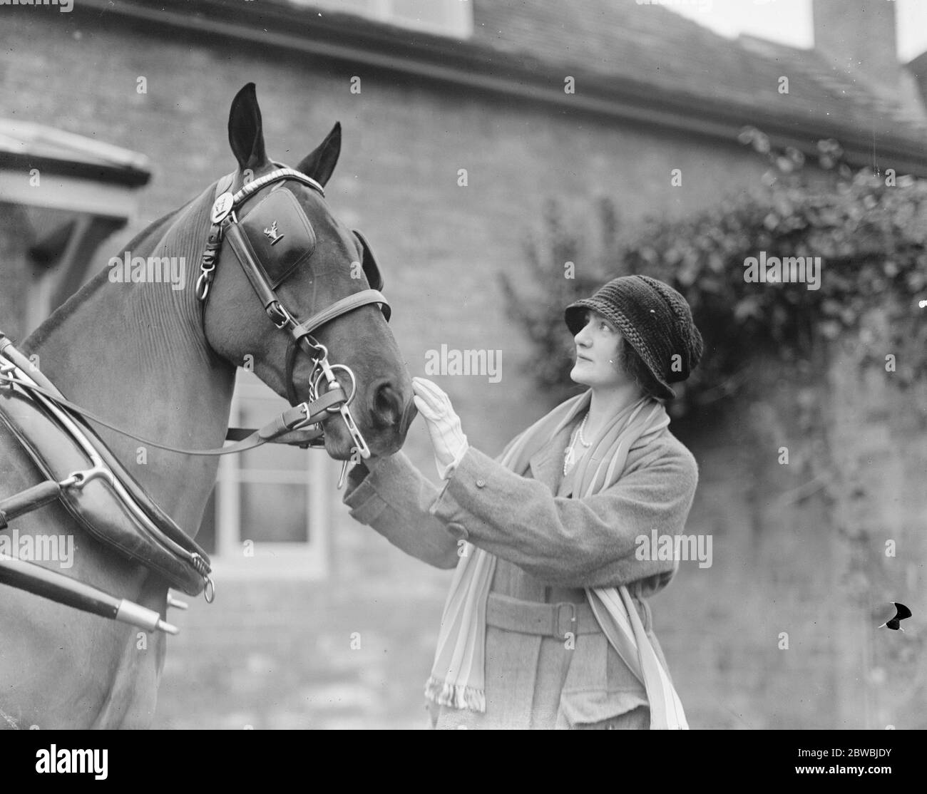 Mme Ian Bullough ( Mlle Lily Elsie ) à sa nouvelle maison , Drury Lane Farm , Gloucestershire . Avec son poney 5 janvier 1921 Banque D'Images