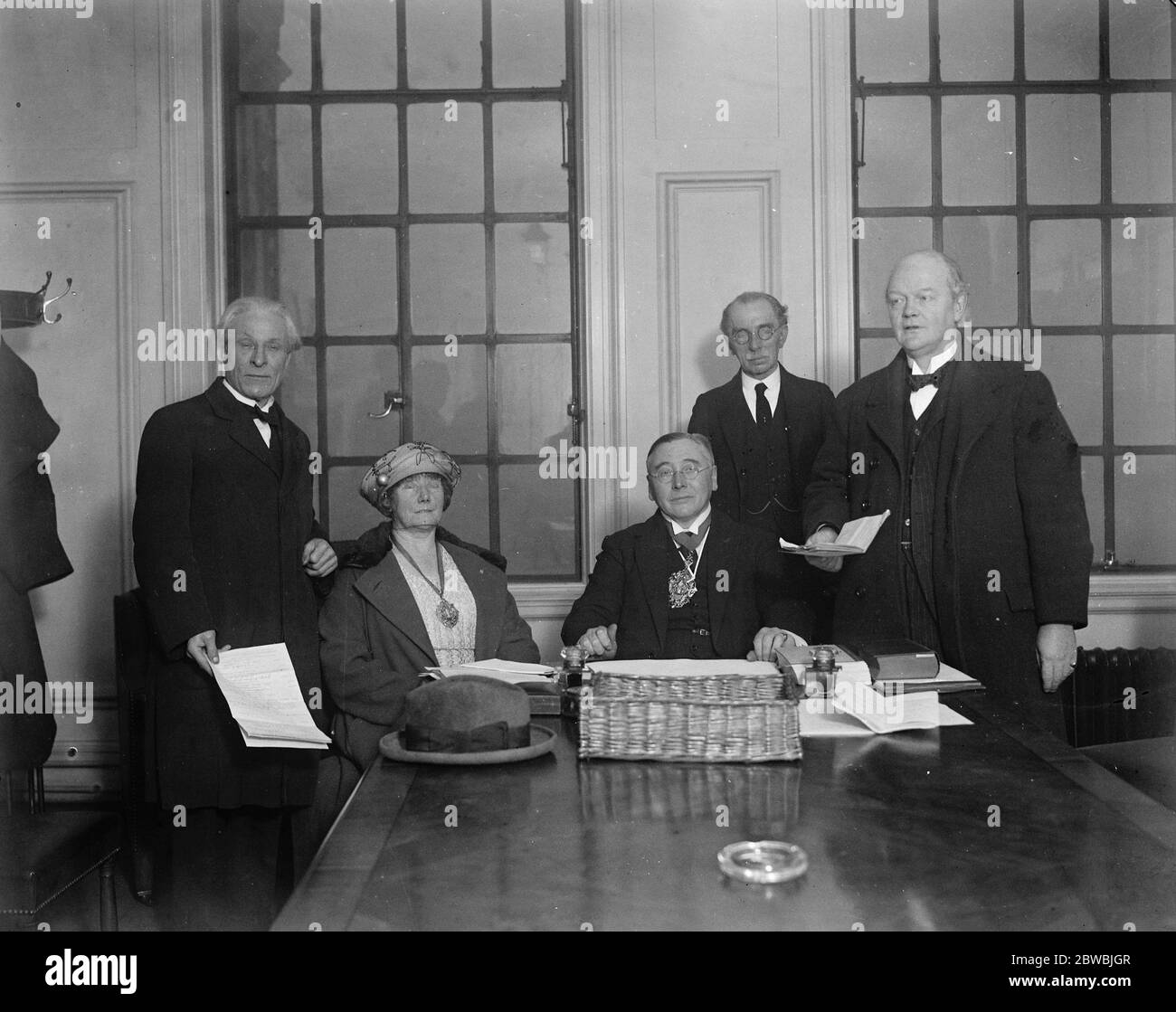 Les nominations électorales , le procureur général doit être opposé par l'avocat de pauvre Sir Douglas Hogg K C , le procureur général candidat conservateur , Et M. James Jonas Dodd , avocat et ' l'avocat de pauvre homme ' comme candidat au travail , ont été nommés pour la division Marylebone . Sir Douglas Hogg (à droite) et M. James J Dodd (à gauche), qui ont présenté des nominations à la mairie de Marylebone . Le maire est au centre 1923 l'élection générale du Royaume-Uni de 1923 a eu lieu le jeudi 6 décembre 1923. Les conservateurs, dirigés par Stanley Baldwin, ont remporté le plus grand nombre de sièges, mais les travaillistes, dirigés par Ramsay MacDonald et H. Banque D'Images