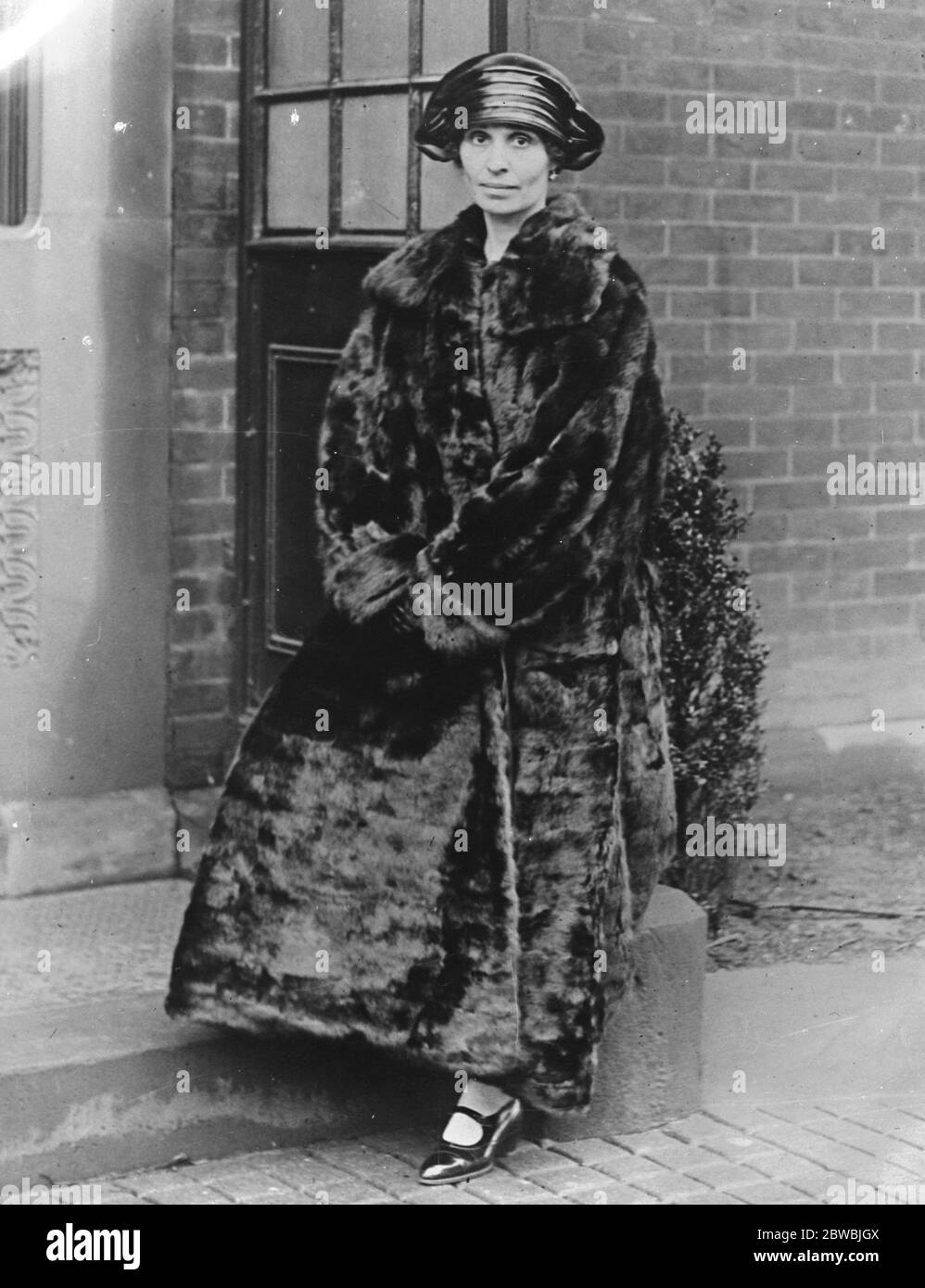La baronne Wrangel cherche l'aide américaine pour les Russes . Baronne Olga Wrangel , épouse du Baron Wrangel , ancien commandant en chef des armées blanches russes de Crimée , qui est arrivé à Washington avec une histoire de détresse concernant l'état des restes des armées russes . La baronne espère recueillir 10,000 000 dollars pour lui permettre de poursuivre le travail déjà organisé dans deux camps de malades de la tuberculose à Vranja et Tyrnova , Bulgarie . 19 janvier 1924 Banque D'Images