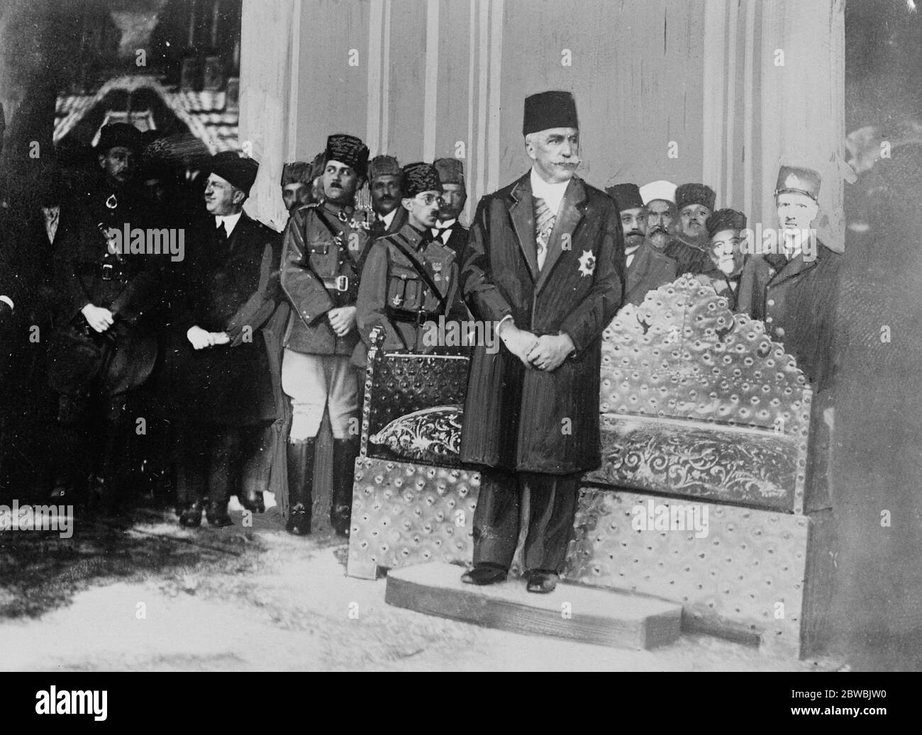 Installation du nouveau Caliph . L'installation du nouveau Calife de l'Islam , Abdul Medjid Effendi , a eu lieu à Constantinople . Le Calife debout près du trône rouge et or dans le Palais du Haut Kapu , où il a reçu les reliques sacrées du Prophète . 30 novembre 1922 Banque D'Images