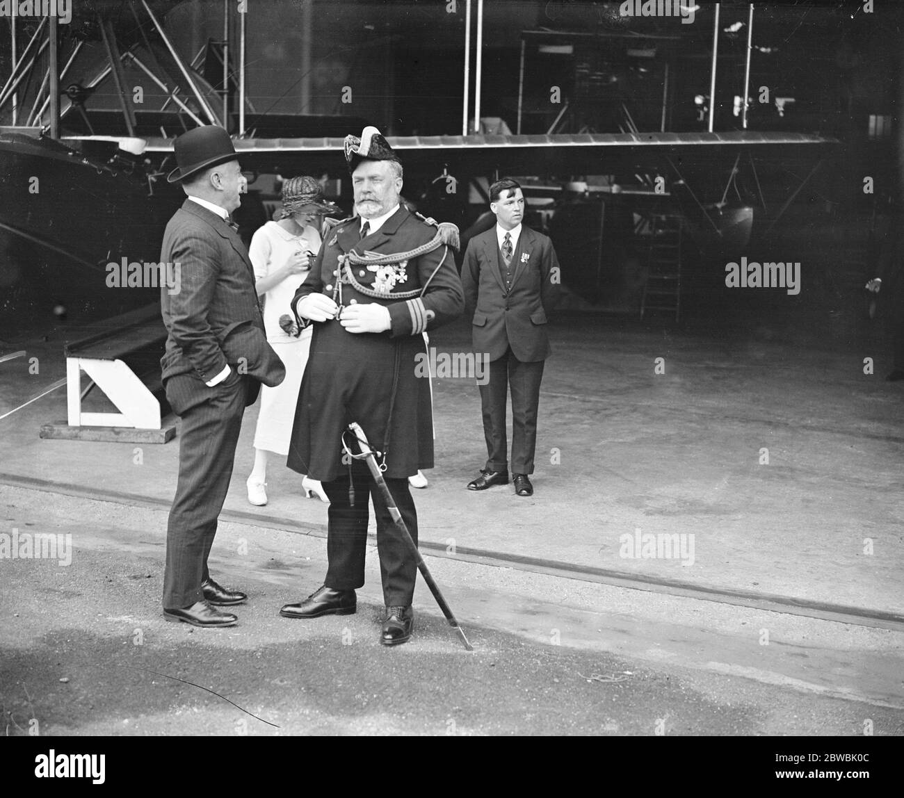 Le Prince de Galles visite à Southampton avec le capitaine Cardona , chef du service de l'aviation royale espagnole . 27 juin 1924 Banque D'Images