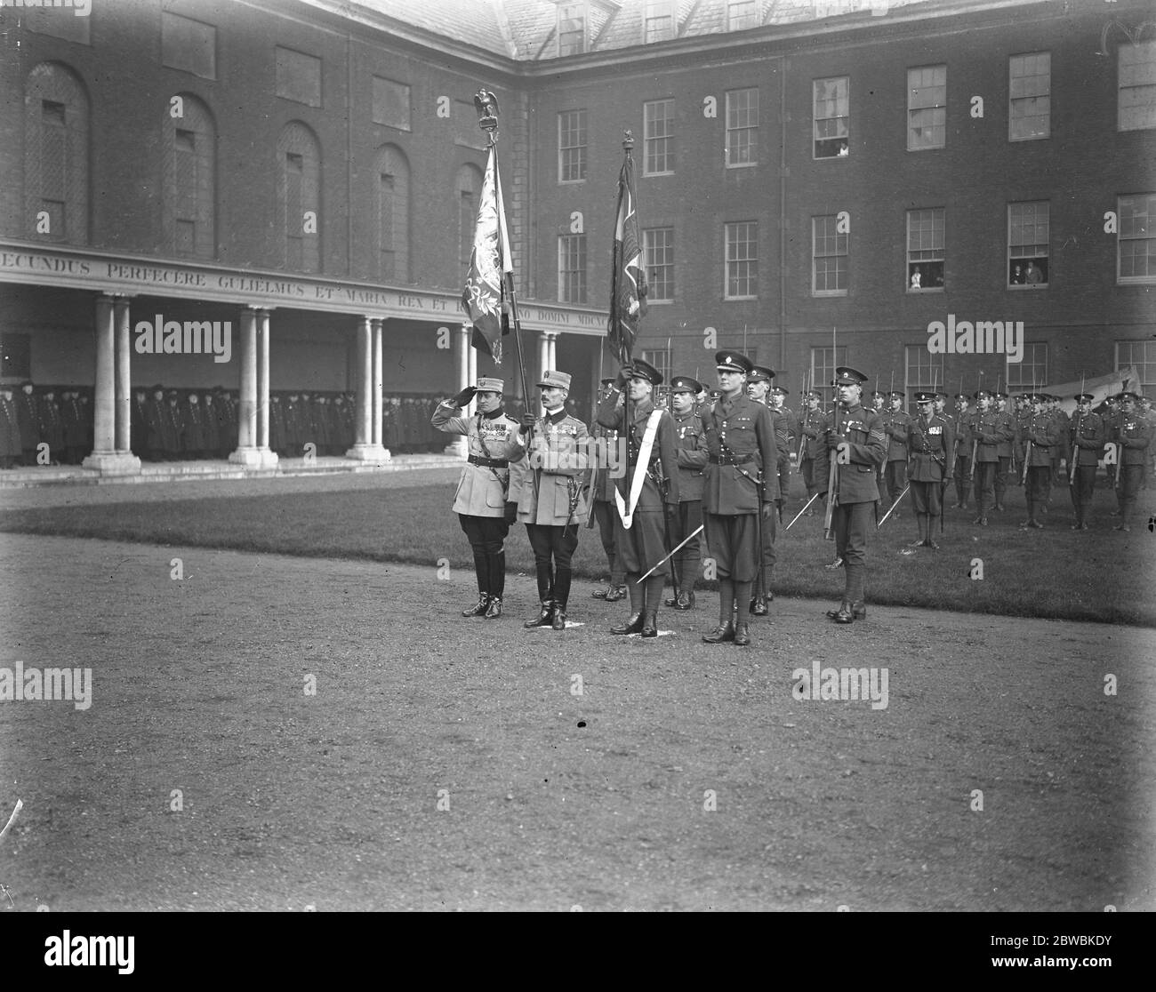 Couleurs régimentaires roumains présentées à l'armée britannique officiers roumains et britanniques en parding avec les drapeaux à Chelsea, le 4 février 1921 Banque D'Images