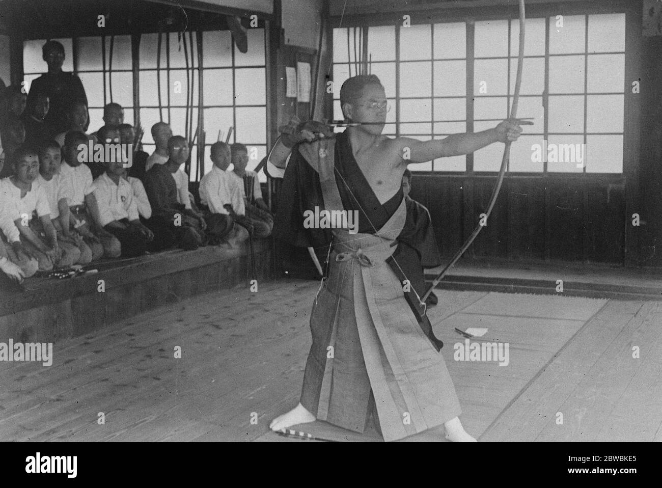Archer japonais dans un costume ancien UN Archer japonais portant un costume ancien de cérémonie lors d'une grande réunion de tir à l'arc des étudiants de l'Université Keio à Minato, Tokyo . Son épaule gauche est barrée conformément à la tradition de la course du 23 août 1921 Banque D'Images