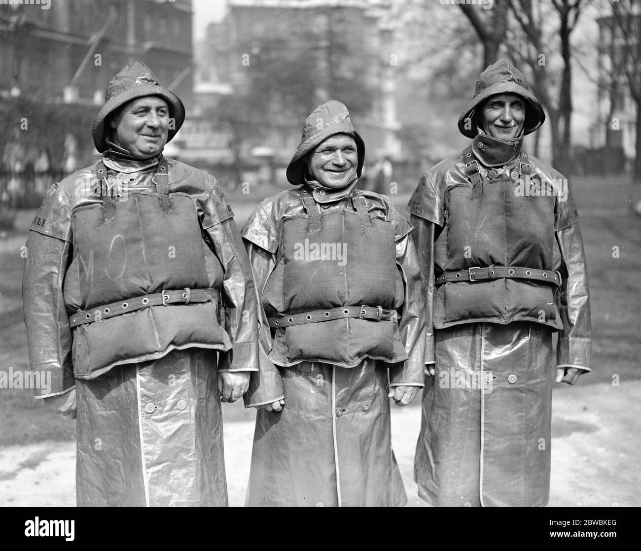 Héros de canot de sauvetage décoré par le duc de Kent de médailles de galantry dans le service de bateau de sauvetage à l'institution nationale royale de canot de sauvetage Coxswinan Thomas Sinclair ( Abeerdeen , Médaille de bronze , Coxswain James SIM ( Fraserburgh , Médaille de bronze ) , Et coxswain William Dass ( Longhope , Orkneys , Médaille de bronze ) 1936 Banque D'Images