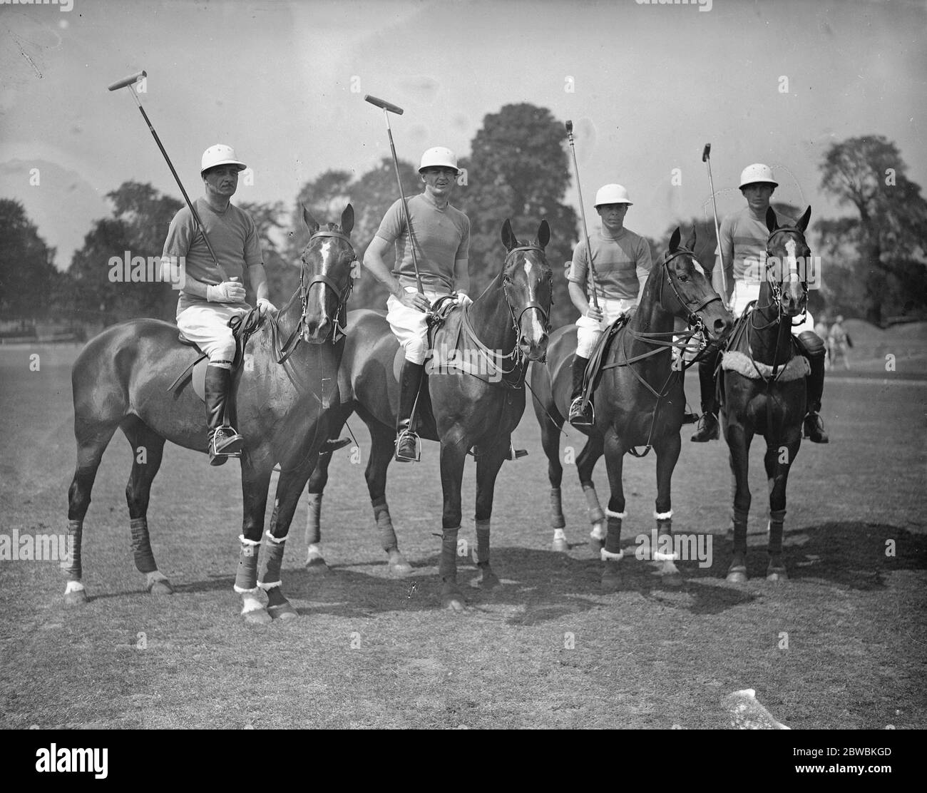 Polo au Ranelagh Club , West London . Le match entre Aurora , une équipe des Etats-Unis , et les knaves dans la finale de la coupe du Couronnement . Sur la photo sont l'équipe Aurora , de gauche à droite ; Harold E Talbott Jnr , Seymour H KNOX , Elmer J Boeseke Jnr et William Post . 9 juillet 1934 Banque D'Images