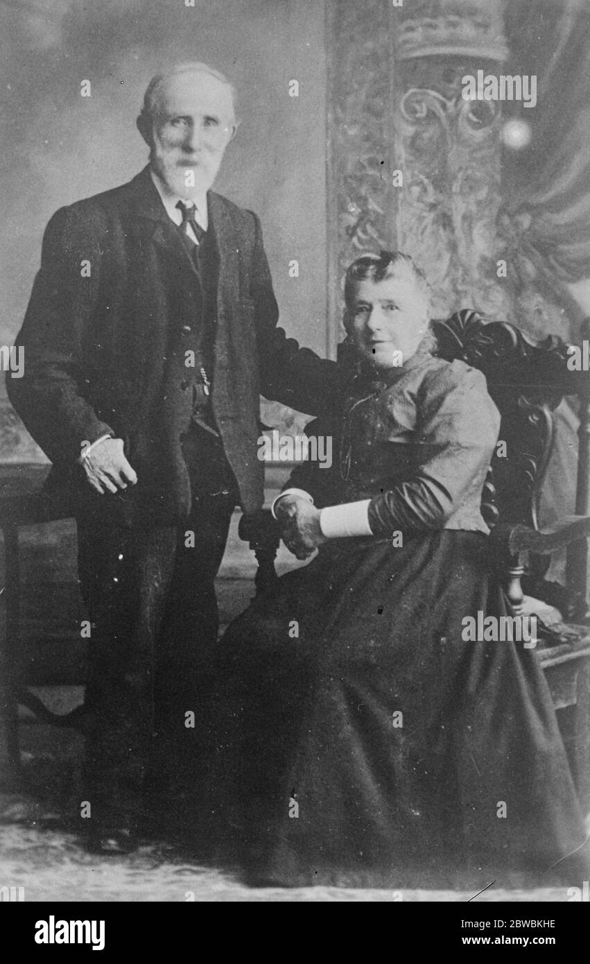 L'ancien combattant de Crimée célèbre le 62e anniversaire de mariage M. F W Barton , de Holyhead , un vétéran de Crimée et sa femme viennent de célébrer le 62 anniversaire de leur mariage le 16 octobre 1922 Banque D'Images