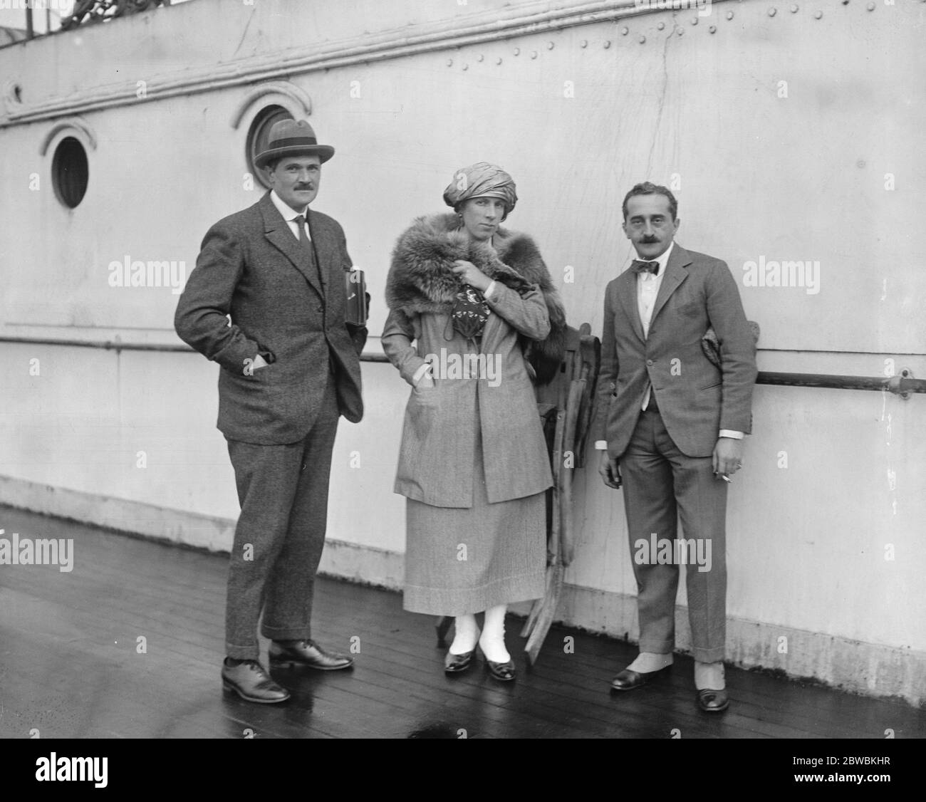 Le SS Imperator arrive à Southampton Ernest G Schiff , magnat américain de la banque , ( à droite ) son ami Claude Dutreuil et Mme Nelson Clover le 23 décembre 1919 Banque D'Images