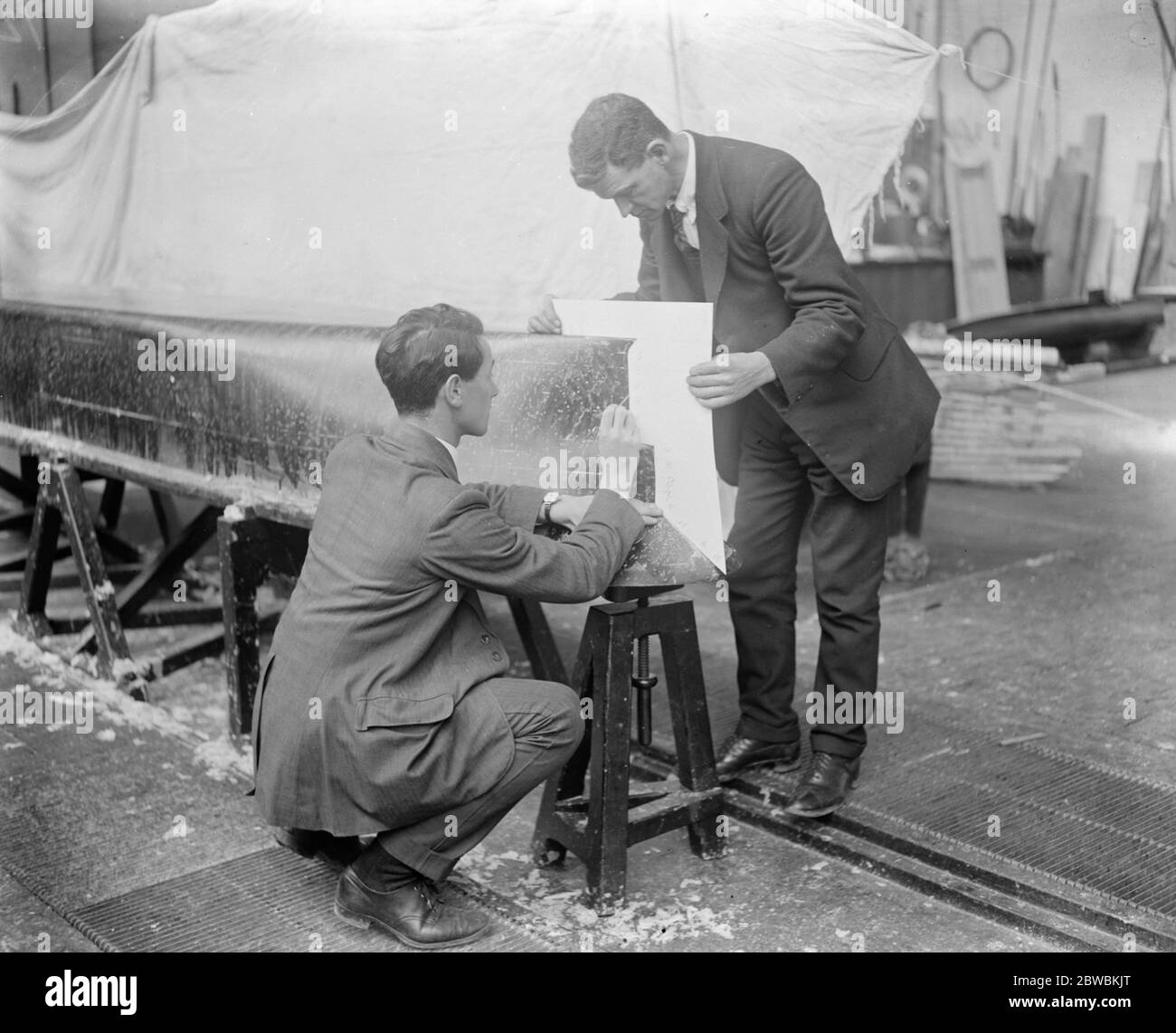 Travaux de recherche au Laboratoire physique national , Teddington , pour diminuer le mouvement de tangage des navires en mer . Finition du contour de la poupe du modèle . Banque D'Images