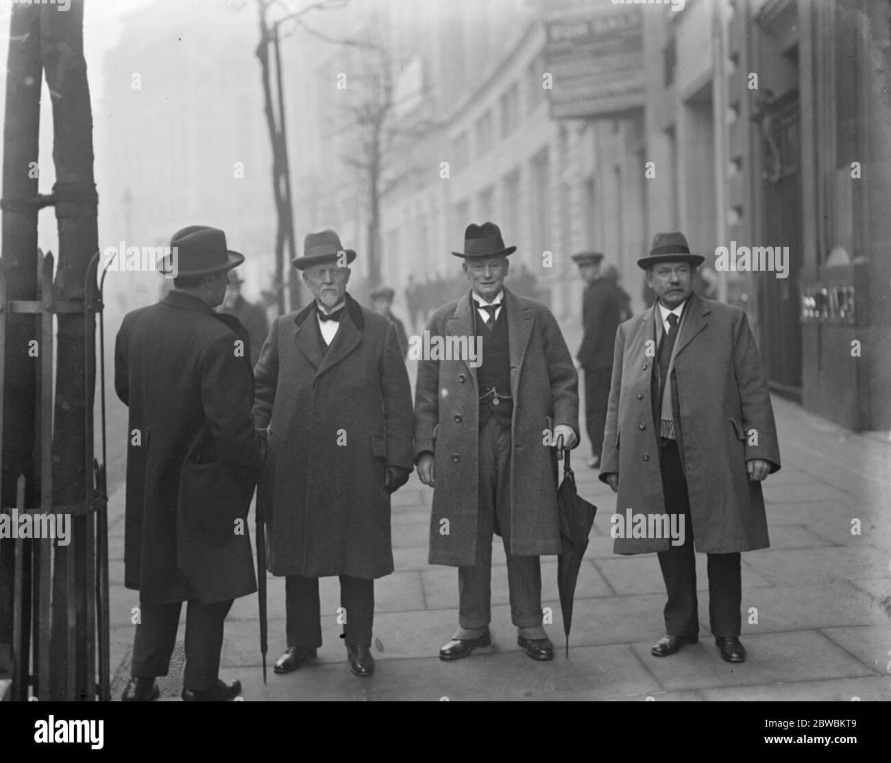 Les propriétaires et les hommes de charbon se font saisir . Le Comité exécutif des mineurs a rencontré le Conseil d'administration de l'Association minière d'Aldwych pour tenter de parvenir à une entente concernant les salaires et les bénéfices dans l'industrie minière du charbon . De gauche à droite ; M. W Straker , M. T Greenall , M. R Smith ( des Scottish Miners ) . 6 mars 1924 Banque D'Images