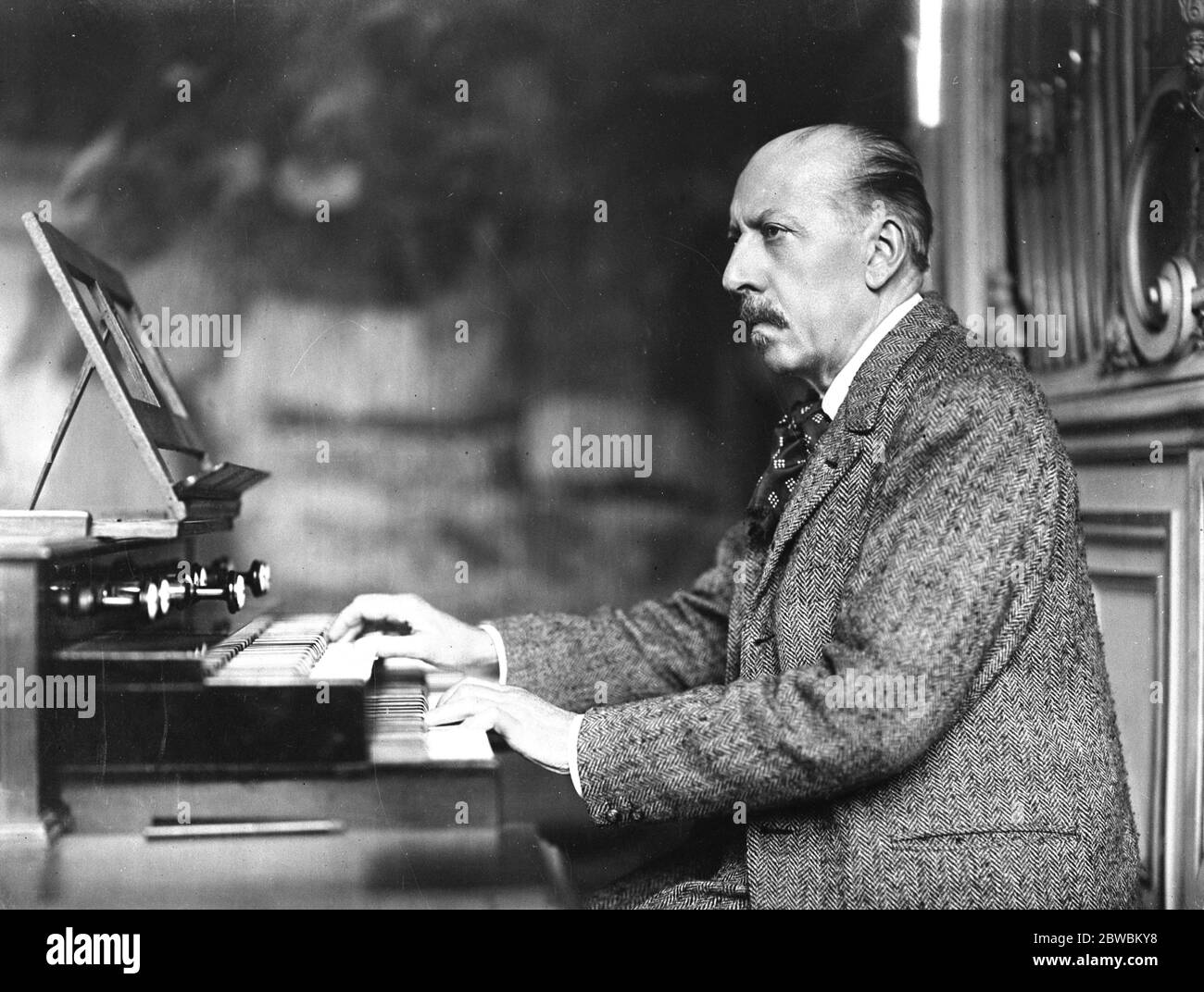 À paraître à Londres le mois prochain M Charles Widor , le plus célèbre des organistes français , qui est aussi un compositeur bien connu et le secrétaire permanent de l'Institut français 15 février 1924 Banque D'Images