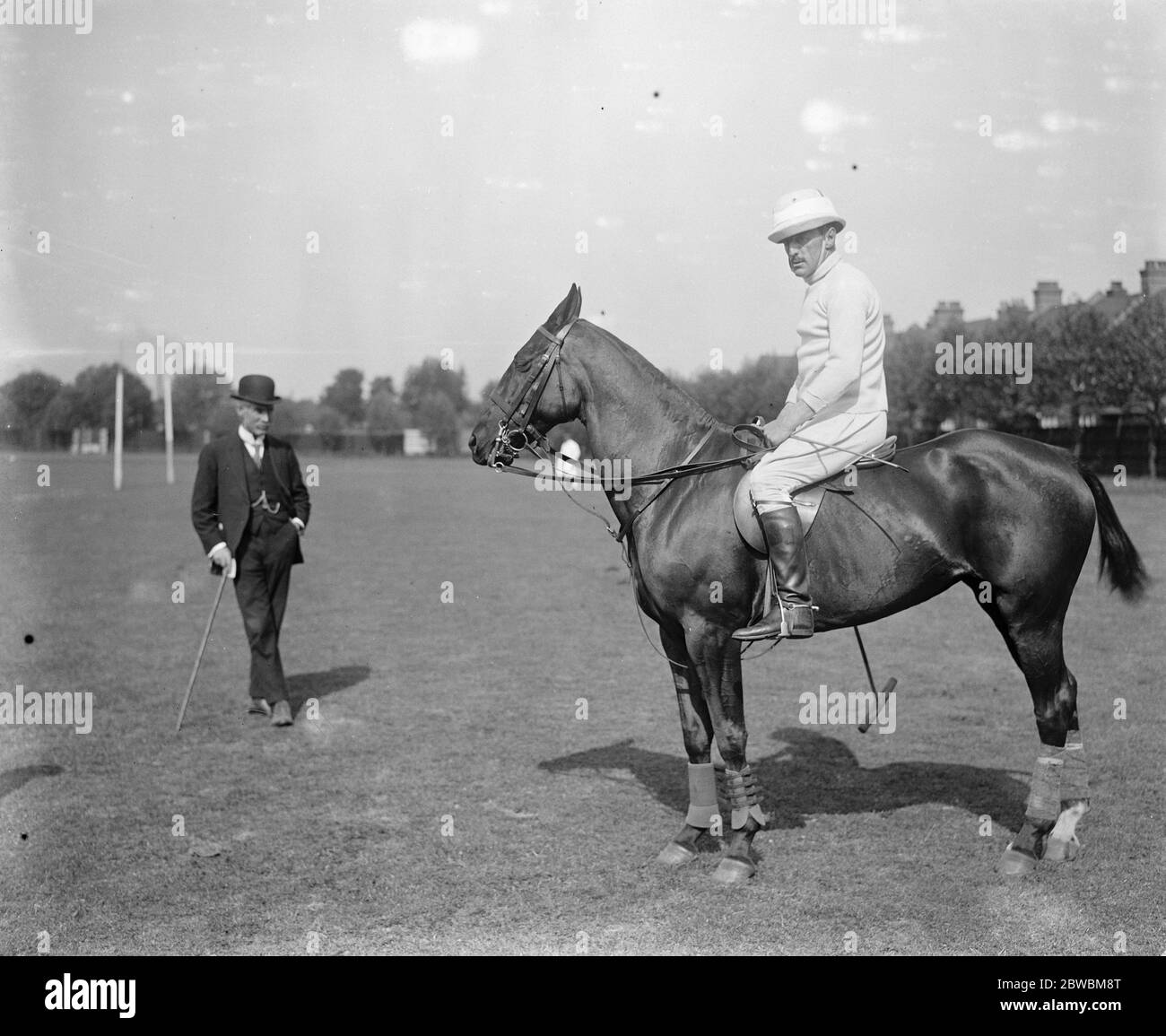 Polo au Club Hurlingham - Major FW Barratt , no 2 dans l'équipe de Polo anglais . 19 mai 1921 Banque D'Images