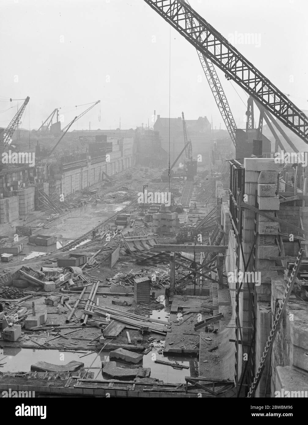 Un travail sur la nouvelle extension des quais de Tilbury en cours à une extrémité du quai sec de 750 pieds Banque D'Images Un travail sur la nouvelle extension des quais de Tilbury en cours à une extrémité du quai sec de 750 pieds Banque D'Images