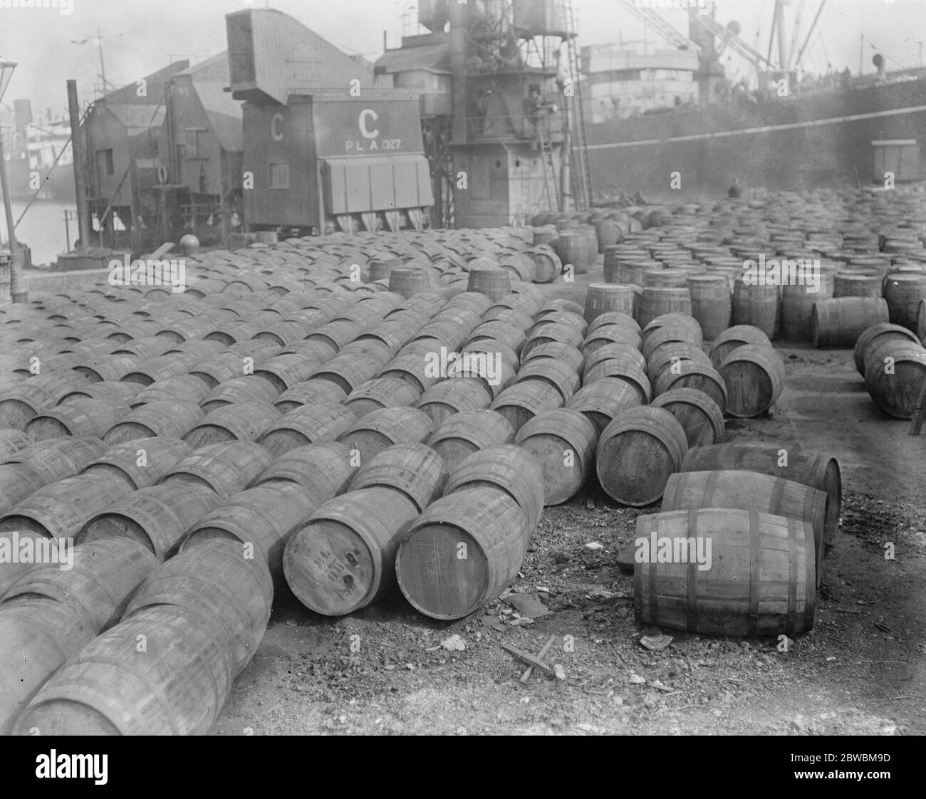 5 , 000 barils de sirop retenus aux docks de Surrey il est allégué que 5 , 000 barils de sirop doré arrivés il y a 2 ans ne sont toujours pas déplacés le 21 avril 1920 Banque D'Images