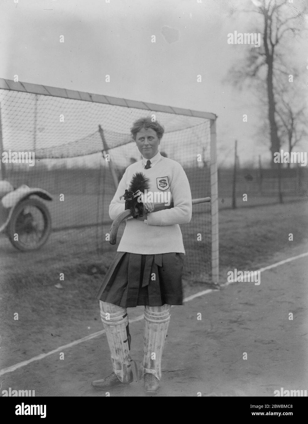 Ladies Hockey East versus South UN match de hockey « territorial » Ladies a été joué à Kew jeudi Miss Higgins le gardien de but du Sud avec sa mascotte noire de chat 23 février 1922 Banque D'Images