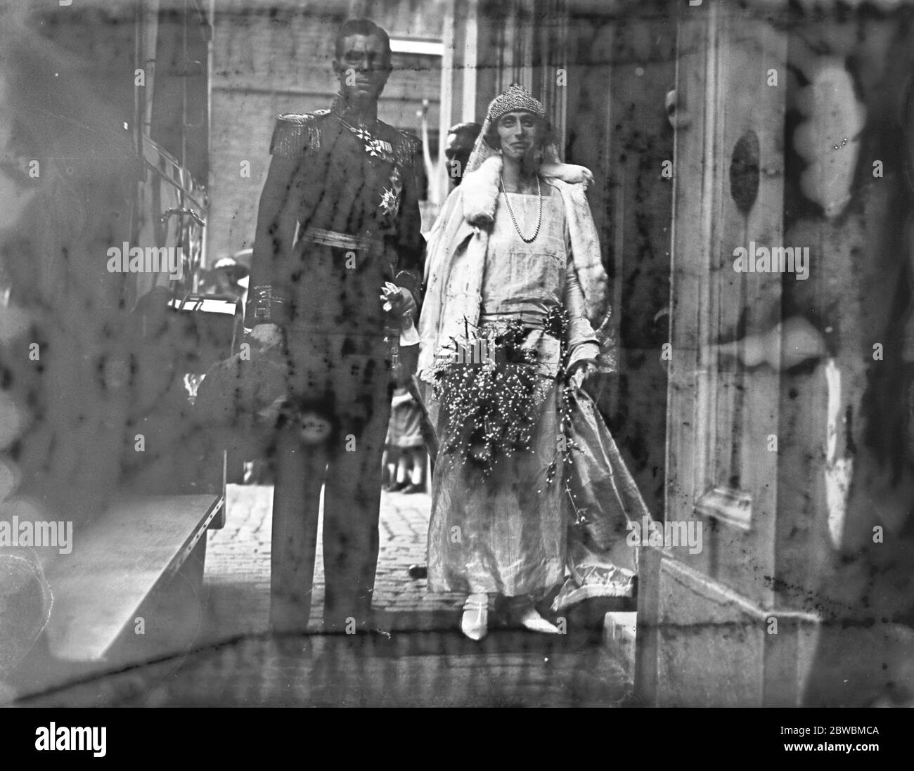 Mariage du prince héritier de Suède et de Lady Louise Mountbatten à Saint James le couple de mariage à Kensington le 4 novembre 1923 Banque D'Images