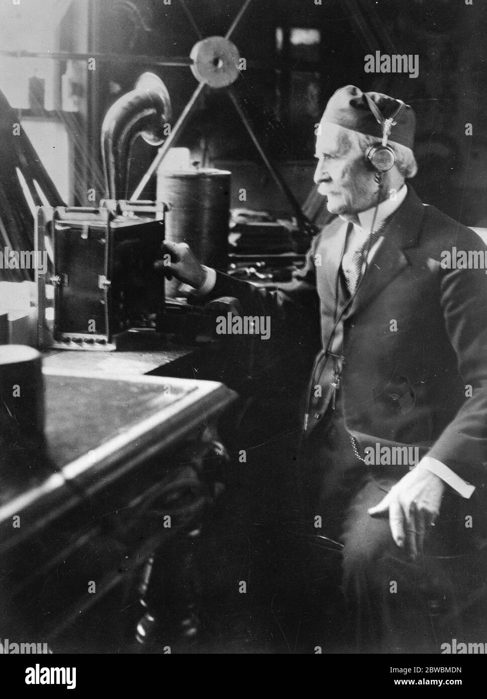Parlé à Londres par radio souterraine . De sa maison à Hyattsville , Etats-Unis , le Dr James Harris Rogers , inventeur de la radio souterraine , a parlé à Londres du laboratoire dans lequel il est montré . 26 mai 1924 Banque D'Images