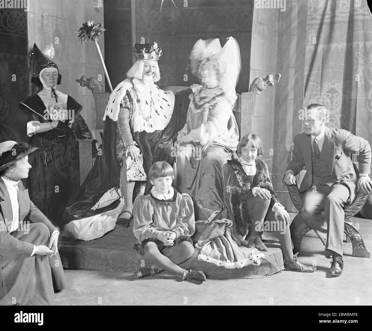 Madame Ellen Terry et ses grands enfants et M. Holman Clark dans la réhérase de robe de ' la princesse et de la Pée ' à Haymarket Banque D'Images