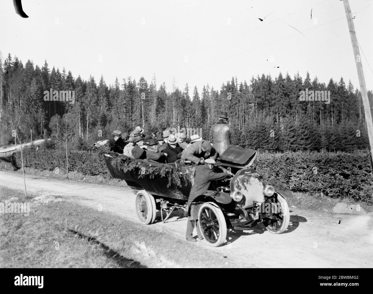 Montagnes Tatra . Un voyage de charabanc à travers la montagne Tatra passe à la frontière de la Tchécoslovaquie le 24 octobre 1921 Banque D'Images