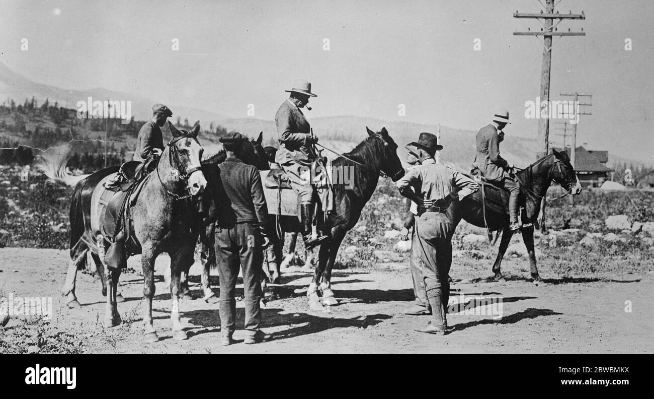 Lord Byng lors d'un voyage de chasse dans les Rocheuses Lord Byng , le gouverneur général du Canada a récemment fait un voyage de chasse réussi au parc Jaspar, en Alberta, dans les Rocheuses . Ici, il peut être vu monté au début du voyage 9 octobre 1922 Banque D'Images