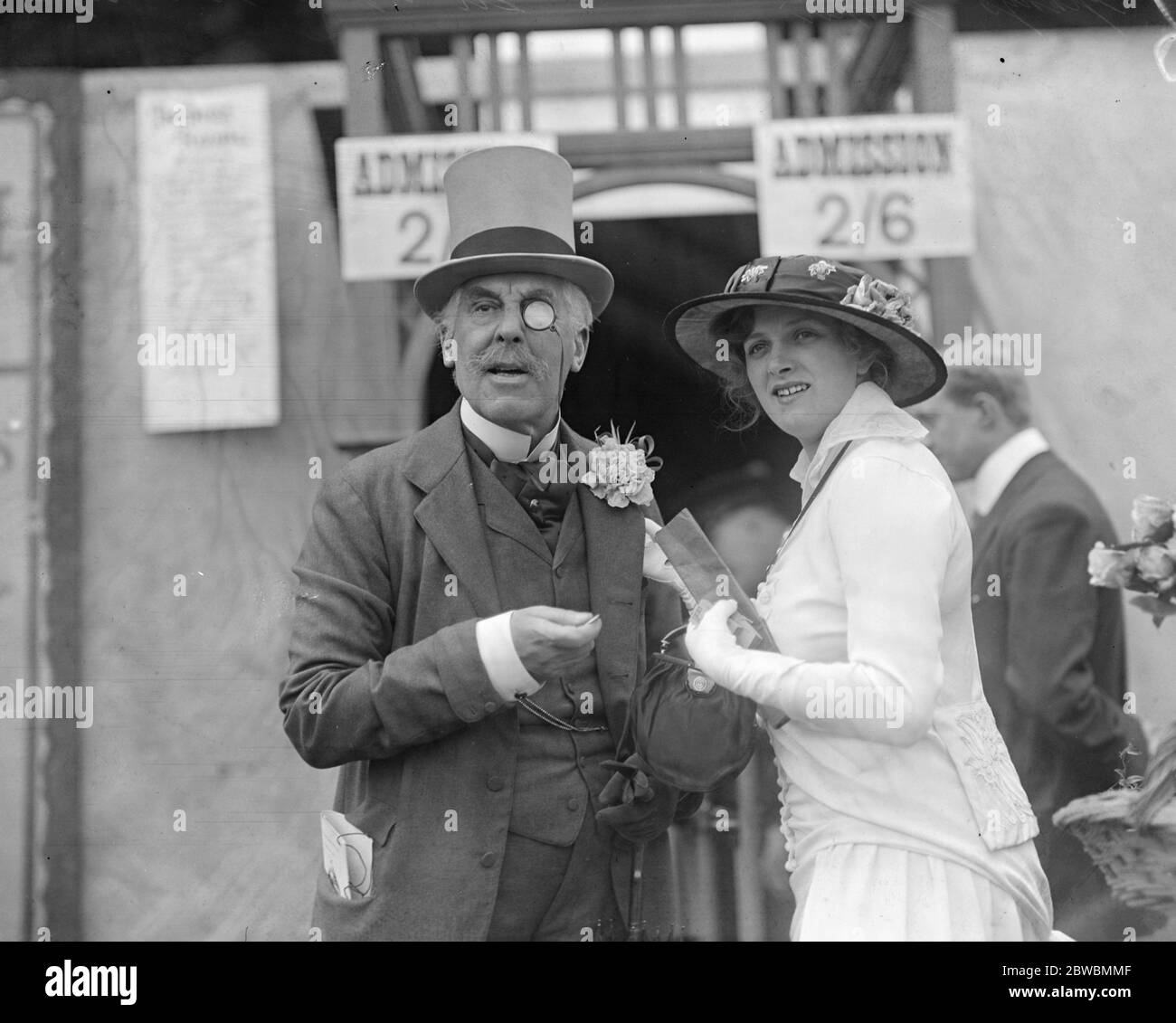 Fête théâtrale de jardin aux jardins botaniques . Sir Squire Bancroft et Mlle Gladys Cooper . Banque D'Images