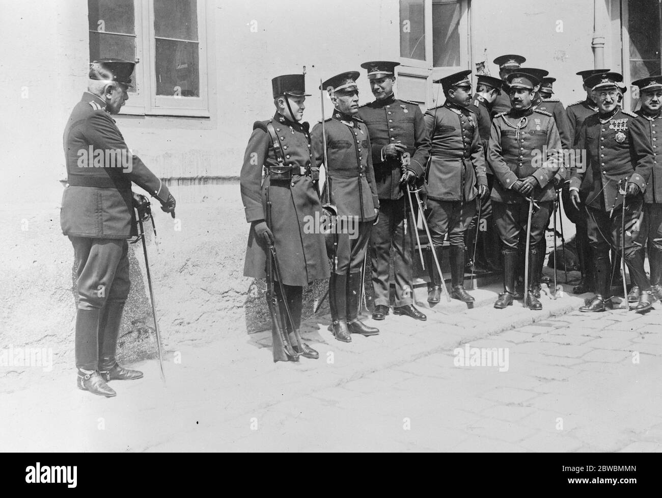 Prince héritier espagnol comme caporal le prince des Asturies , héritier du trône espagnol , perlé en tant que caporal avec le régiment immémorial du roi lorsqu'il a été repris par un nouveau commandant à Madrid le prince héritier gauche , A côté de son commandant Don Jose Gogartt , la troisième figure est le général SAaro 13 août 1922 Banque D'Images