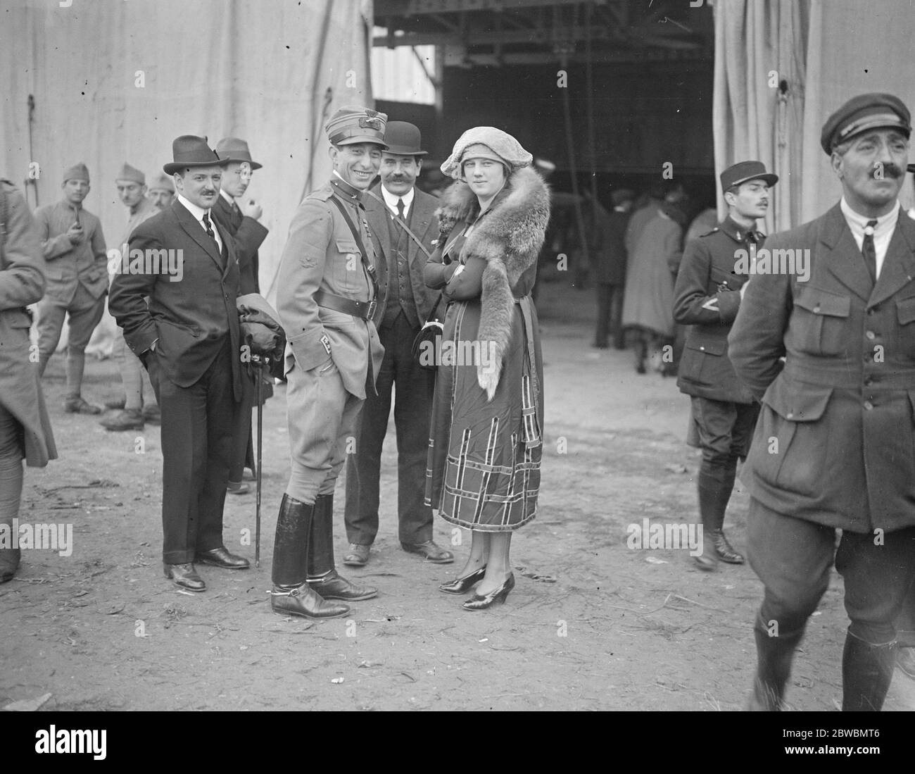 La course de Gordon Bennett Air à Etampes près de Paris le colonel Piccio du corps de vol italien avec sa femme qu'il a épousé récemment. Son nom large était avant le mariage Miss Batcheldor , et est une millionnairession américaine 29 septembre 1920 Banque D'Images
