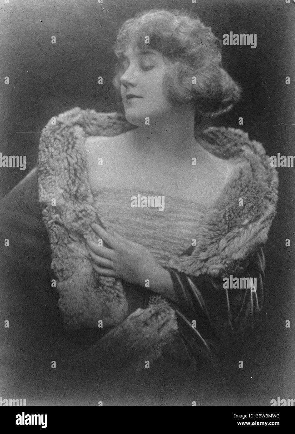 La femme anglaise maintenant Hungarys la plus célèbre star de cinéma Mlle ICA Lenkeffy une des plus belles femmes sur la scène hongroise et a récemment voté ce pays la plus populaire star de film . Mlle ICA Lenkeffy prend usally la part de l'héroïne dans les pièces modernes d'anglais qui ont toujours eu un grand voyage en Hongrie . Il semble maintenant qu'elle est de naissance un Anglais né à Newcastle le 10 mars 1923 Banque D'Images