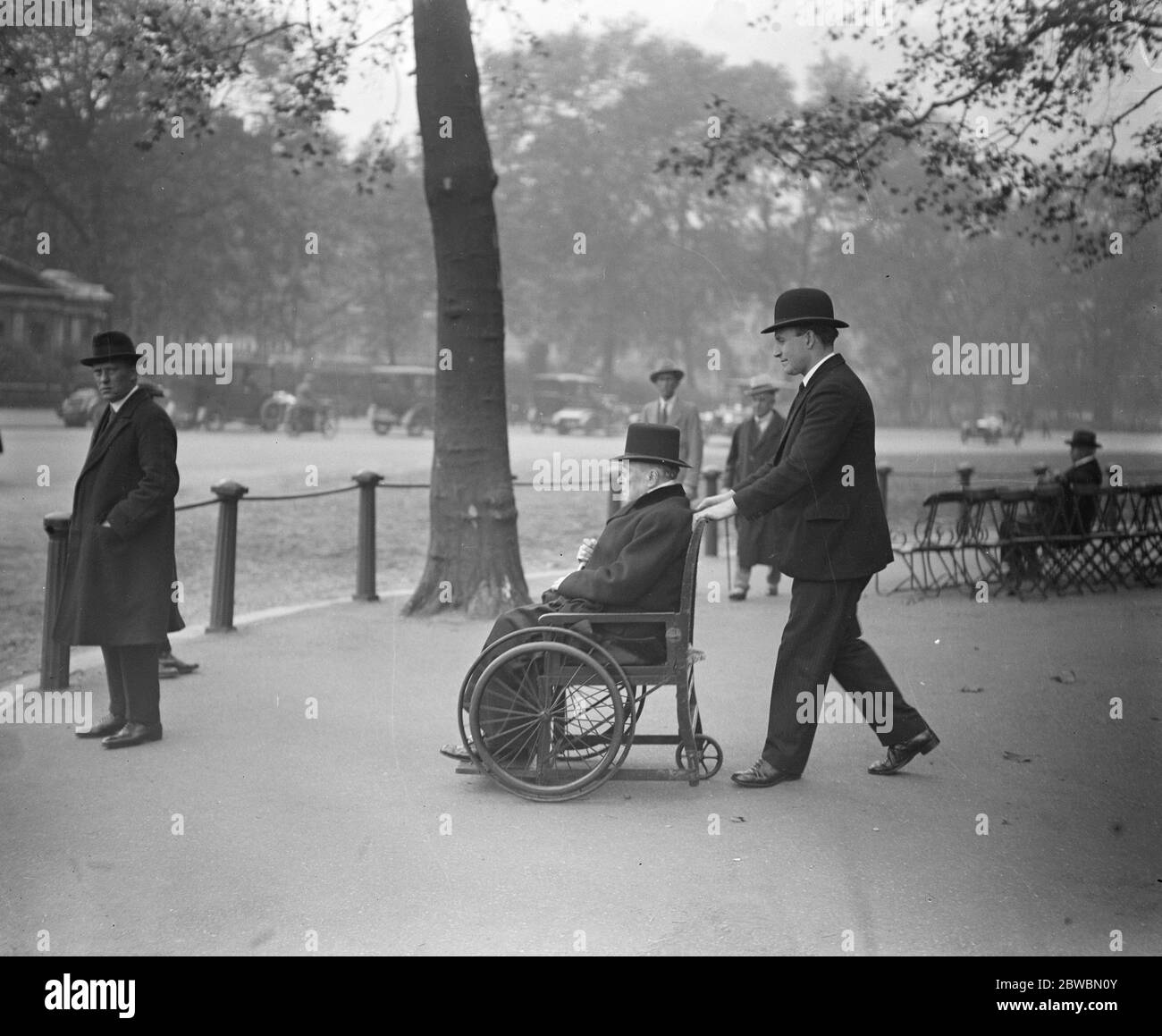 Visite du fauteuil roulant de Lord Mersey au parc . Lord Mersey ( 83 ) , dont le dernier poste public était en tant que commissaire de l'épave pour s'enquérir de la destruction de la Falaba et de la Lusitania , en visite dans le parc à son fauteuil roulant . 29 octobre 1923 Banque D'Images